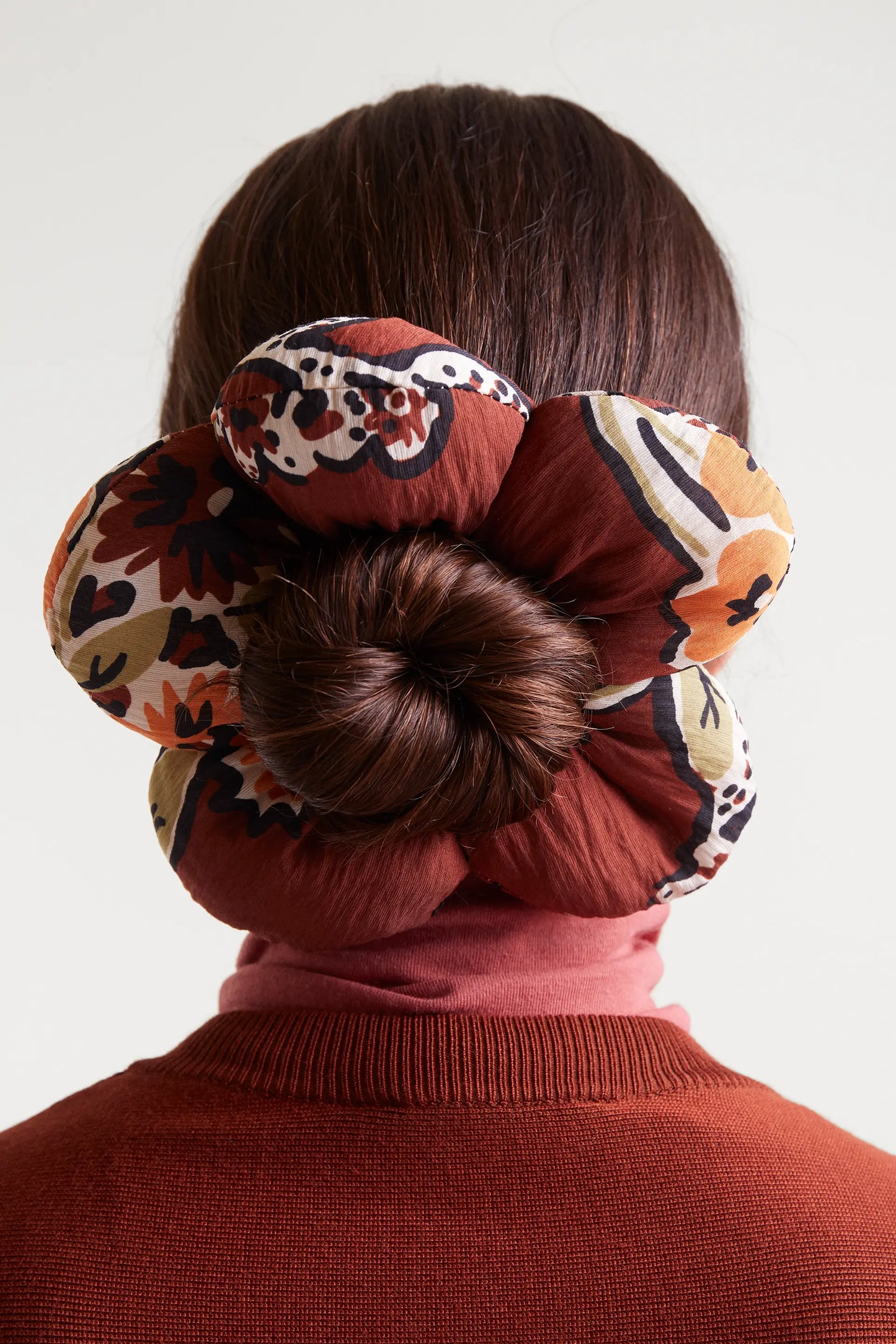 Daisy flower-shaped scrunchie