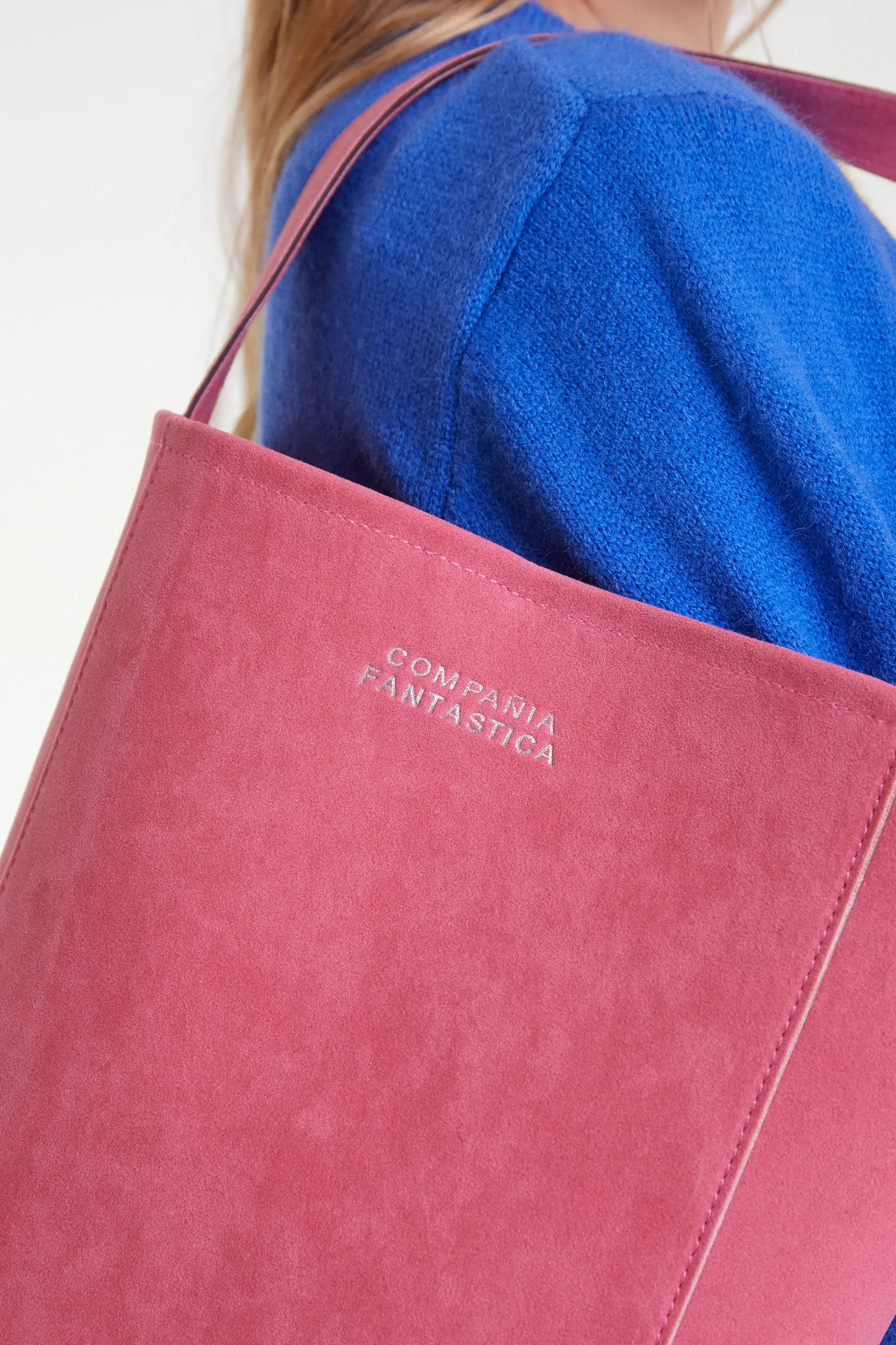 Bolso de hombro con gamuza rosa