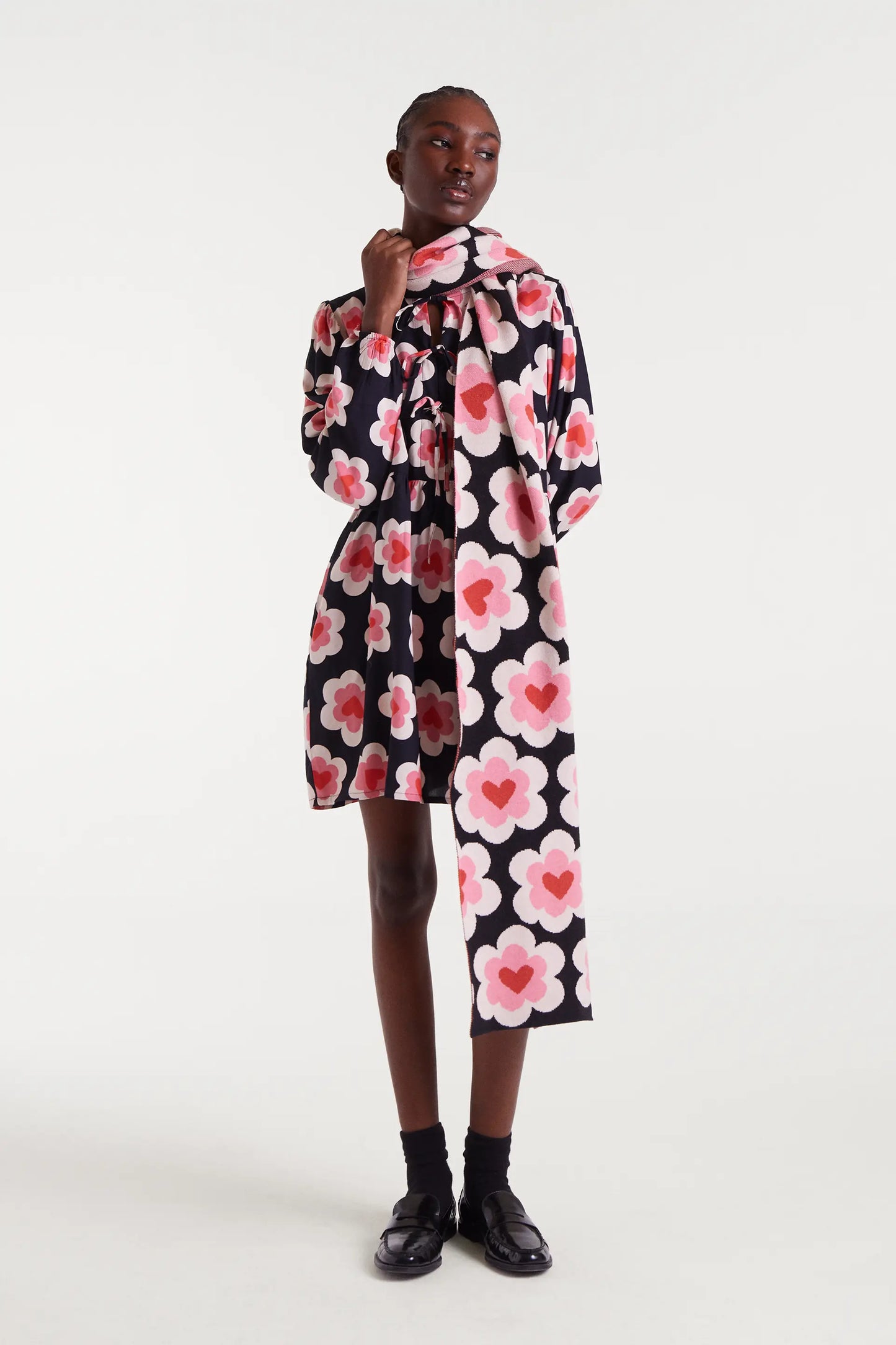 Sweetheart print jacquard knit scarf