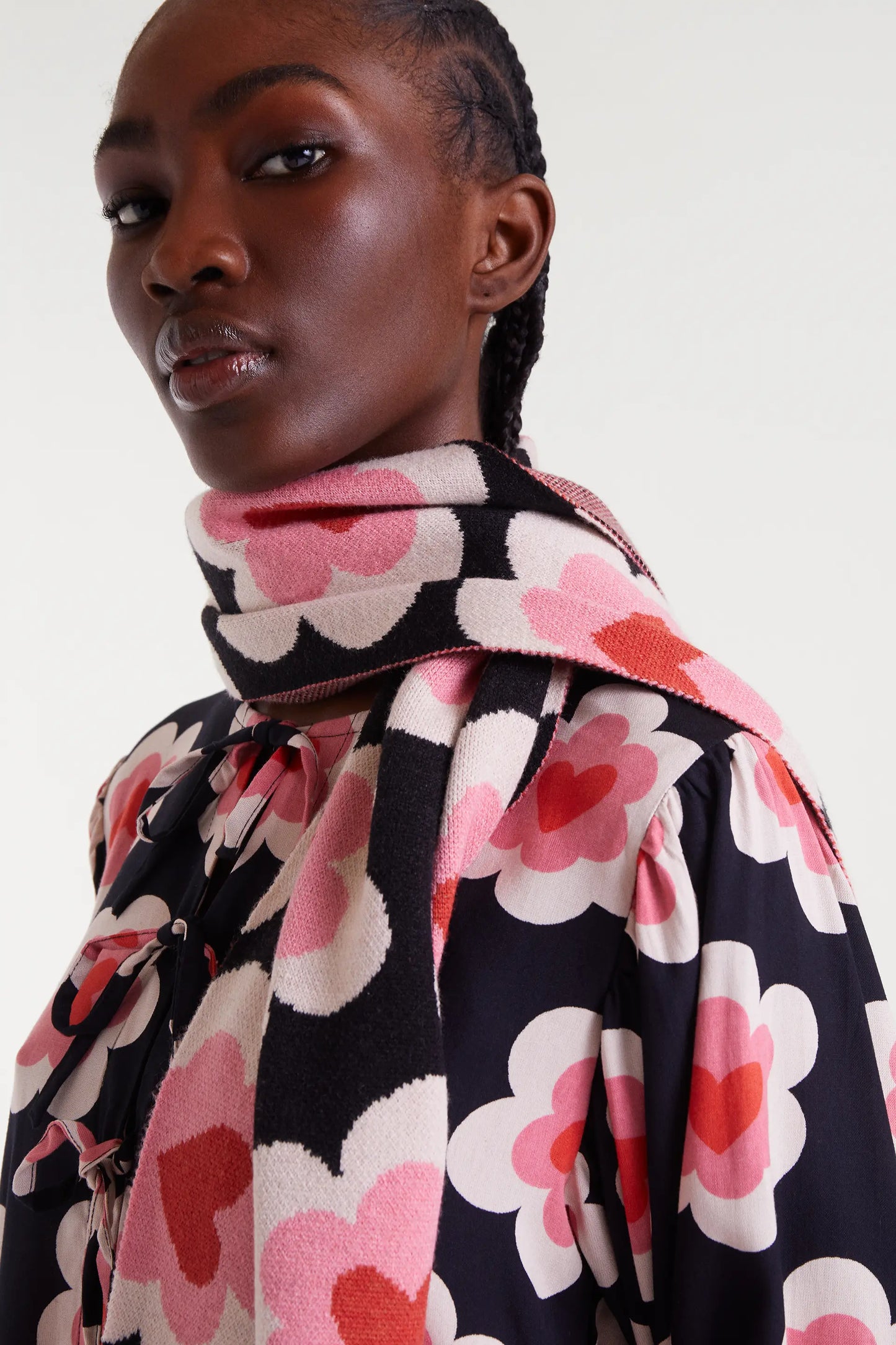 Sweetheart print jacquard knit scarf