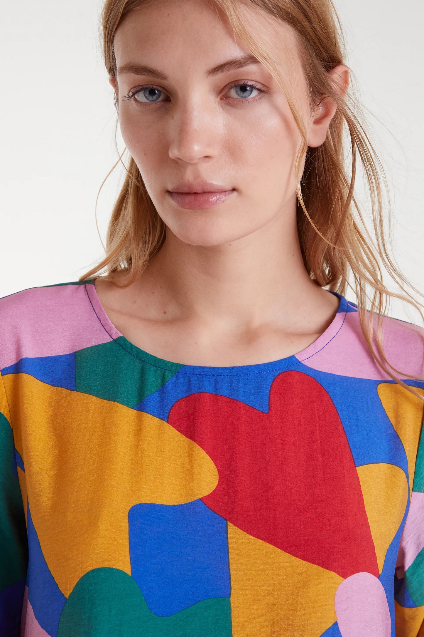 Abito corto in crepe leggero con stampa Cupido