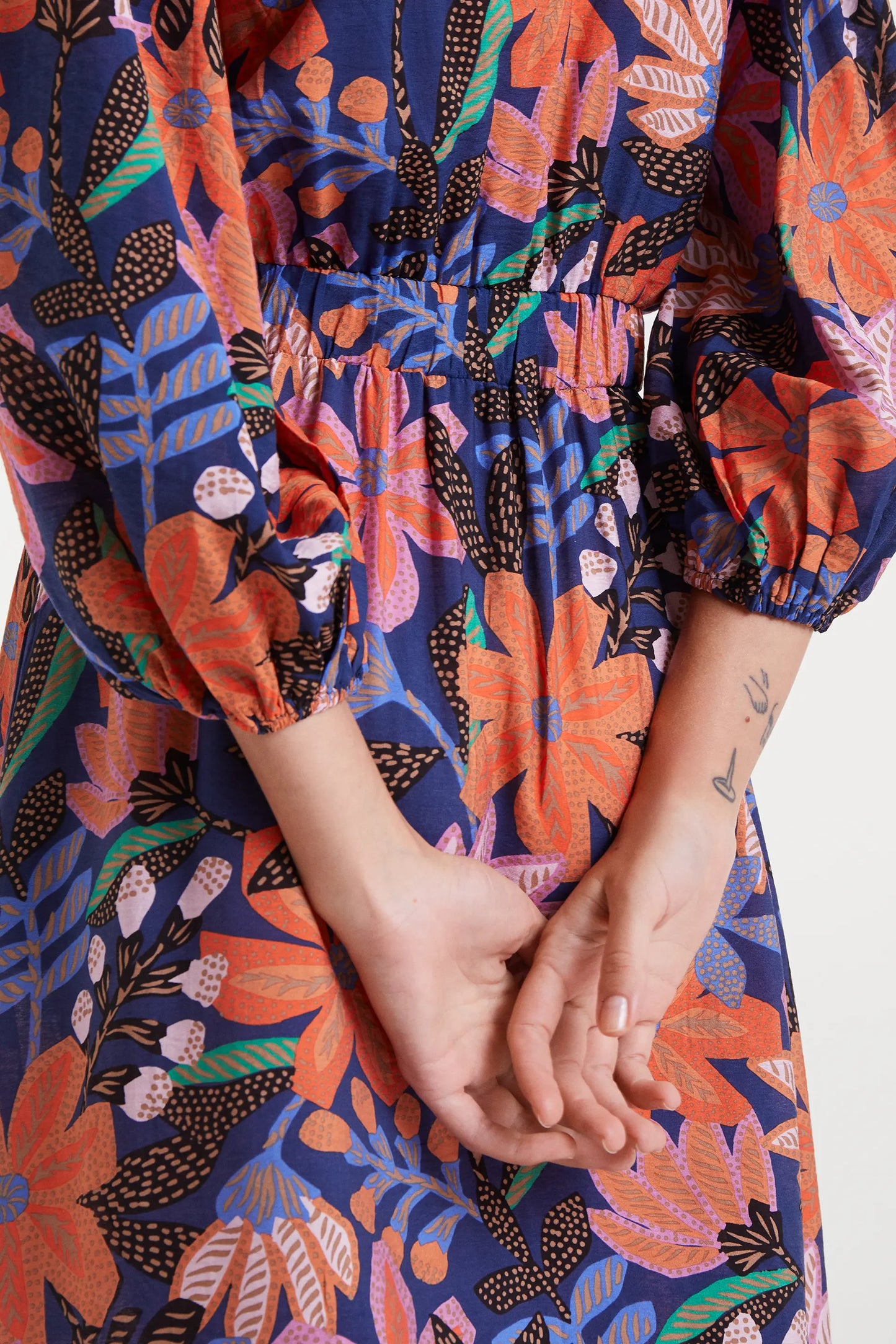 Abito lungo in crêpe leggero con stampa Tigerlily