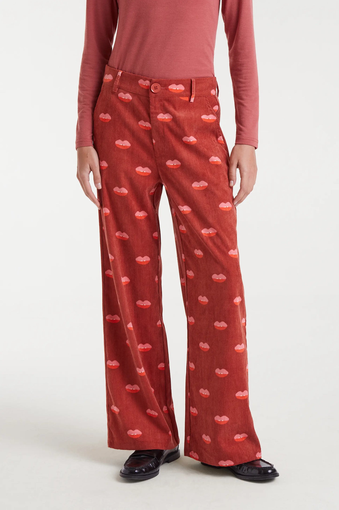 Corduroy pants with Lips print