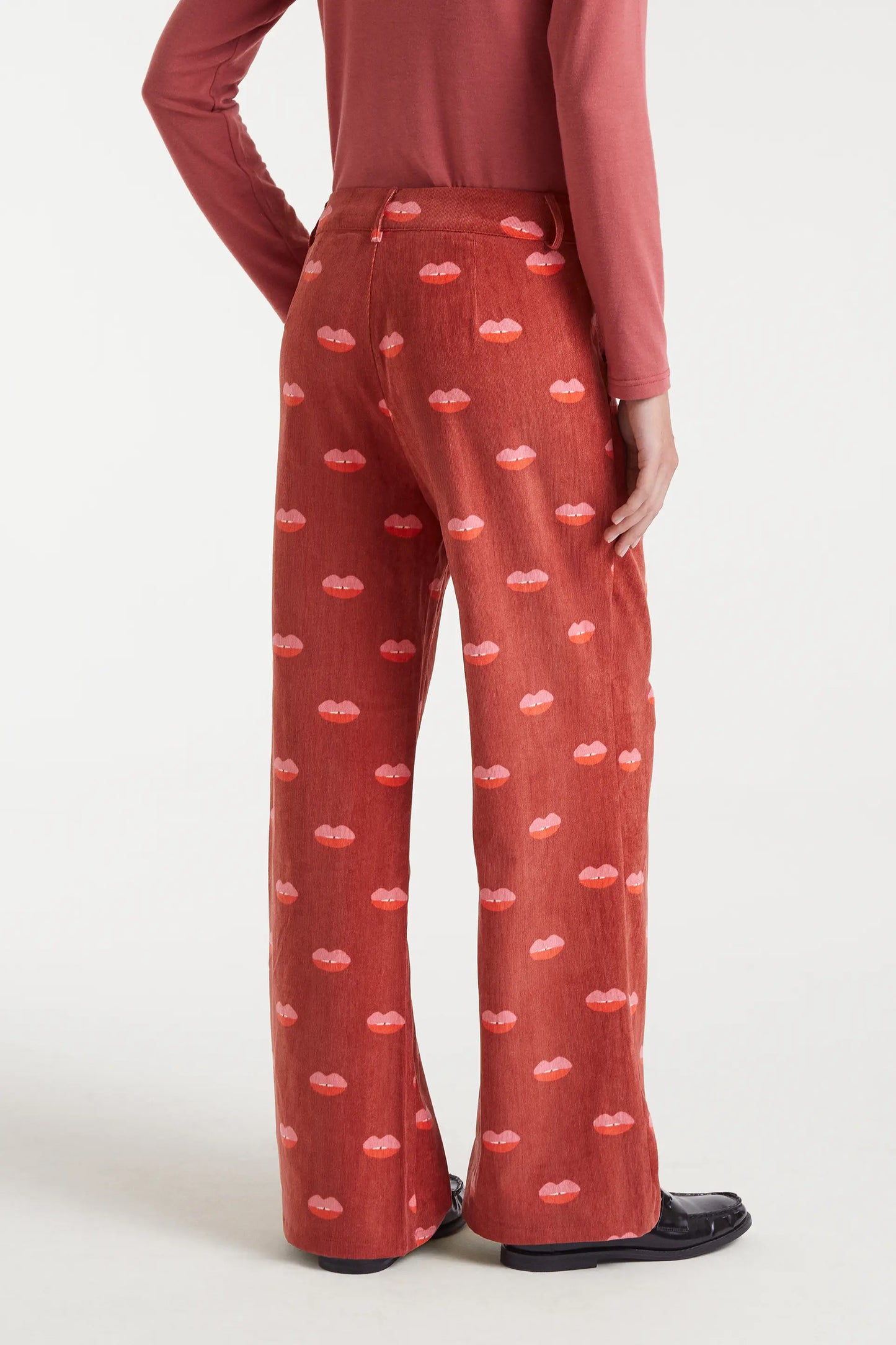 Corduroy pants with Lips print