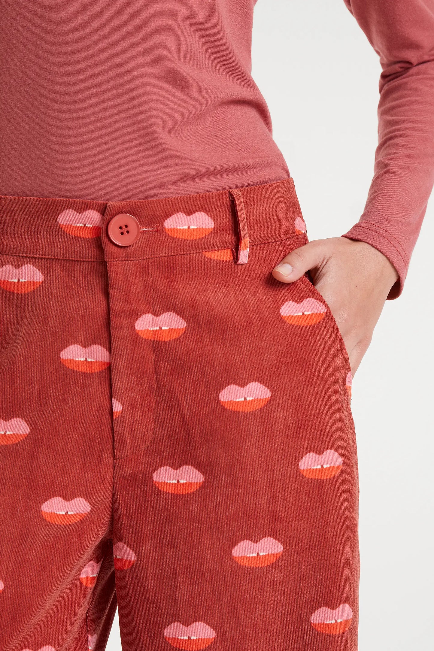 Corduroy pants with Lips print