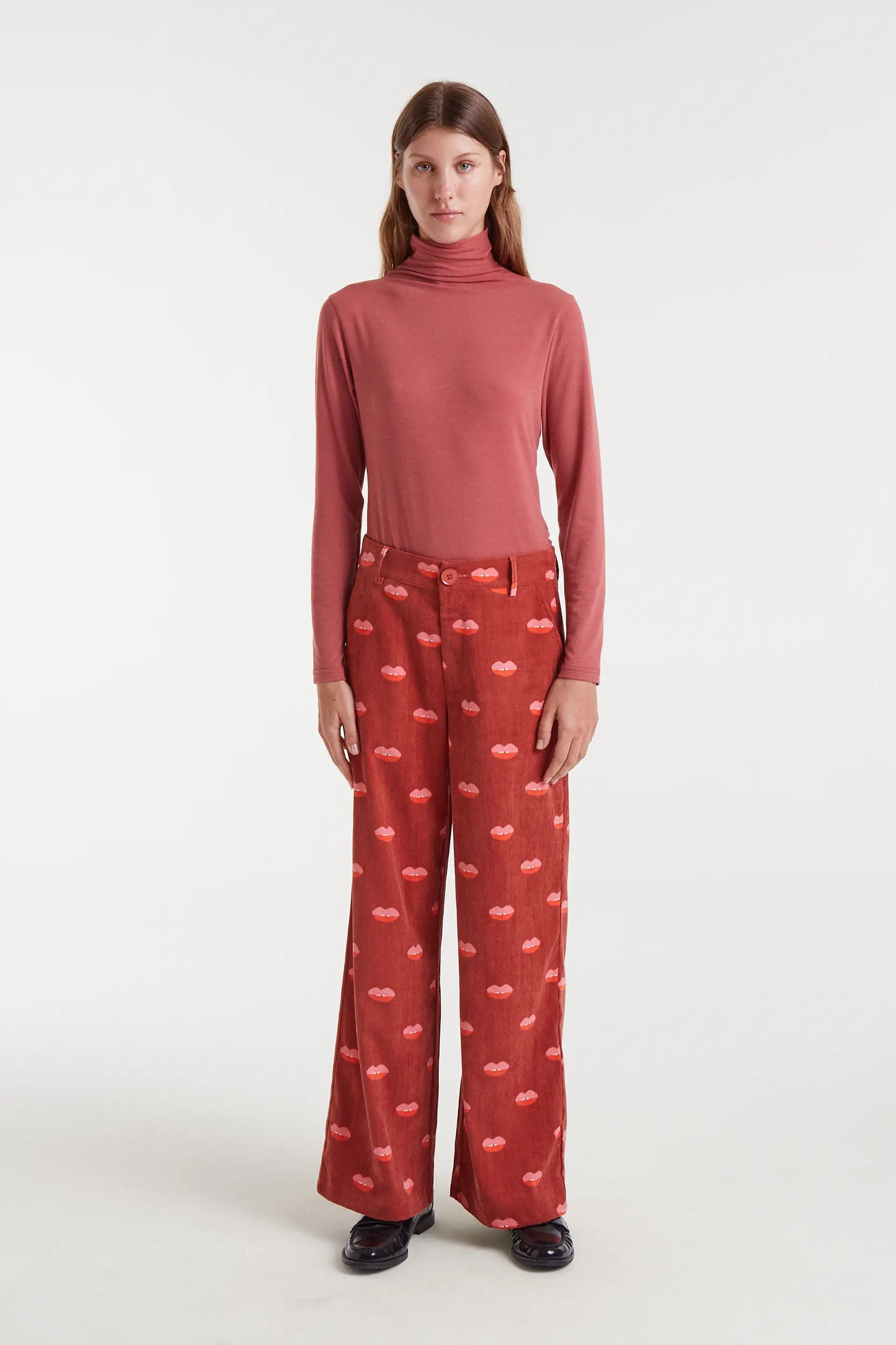Corduroy pants with Lips print