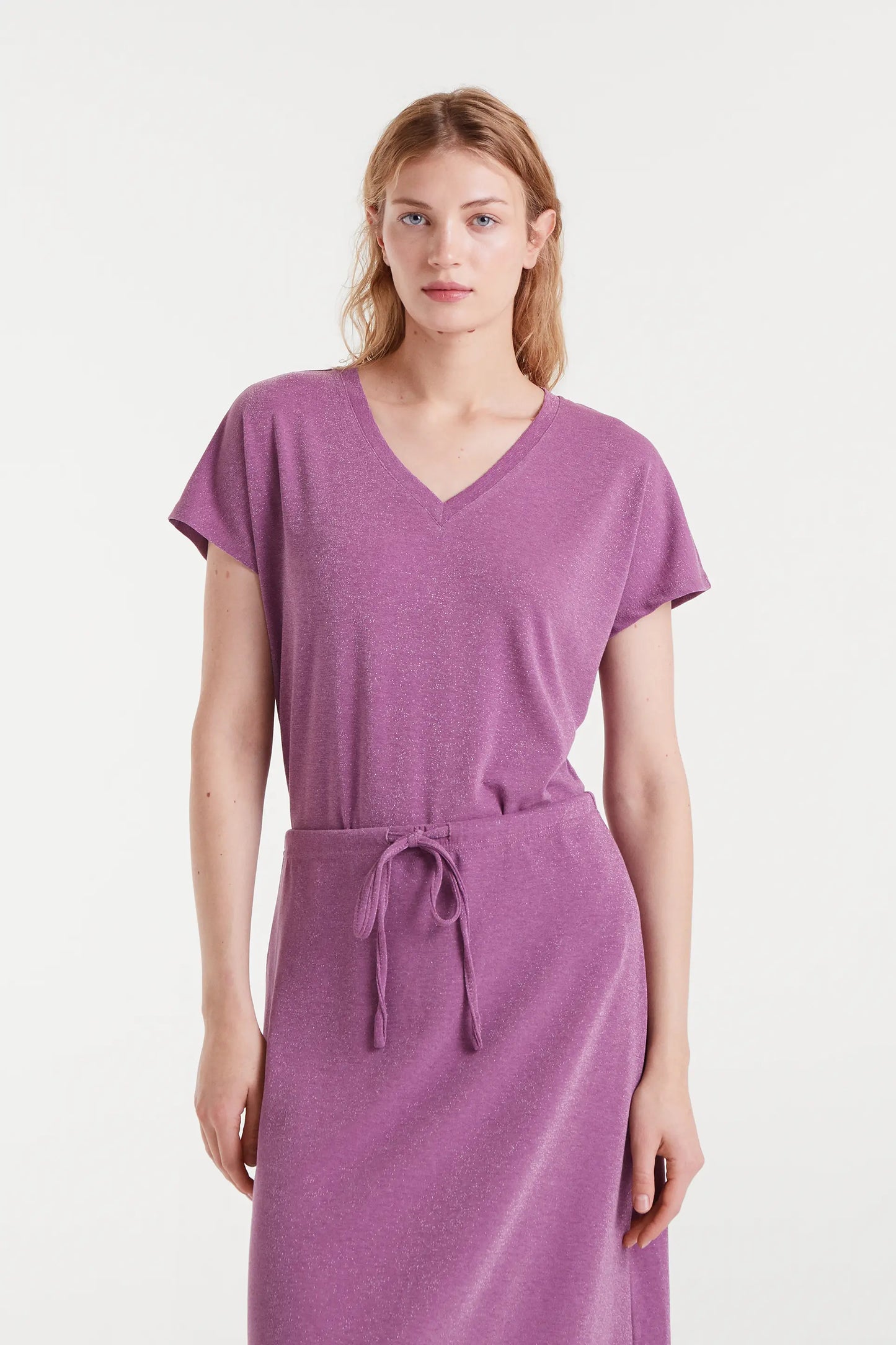 Maglietta lilla con scollo a V