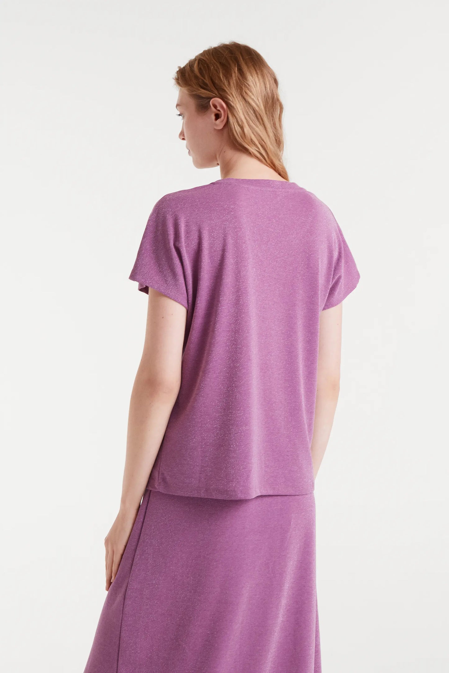 Maglietta lilla con scollo a V