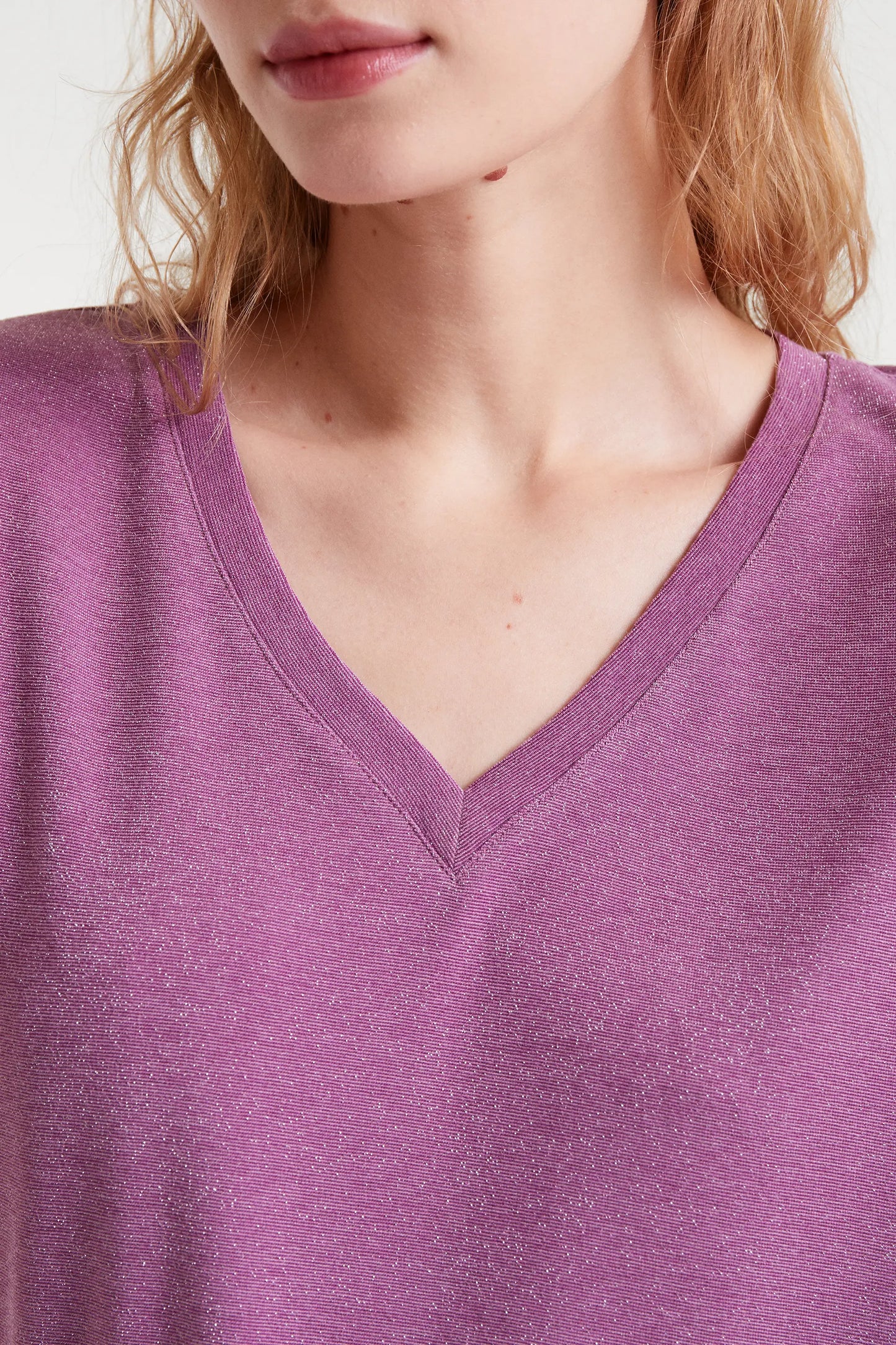 Maglietta lilla con scollo a V