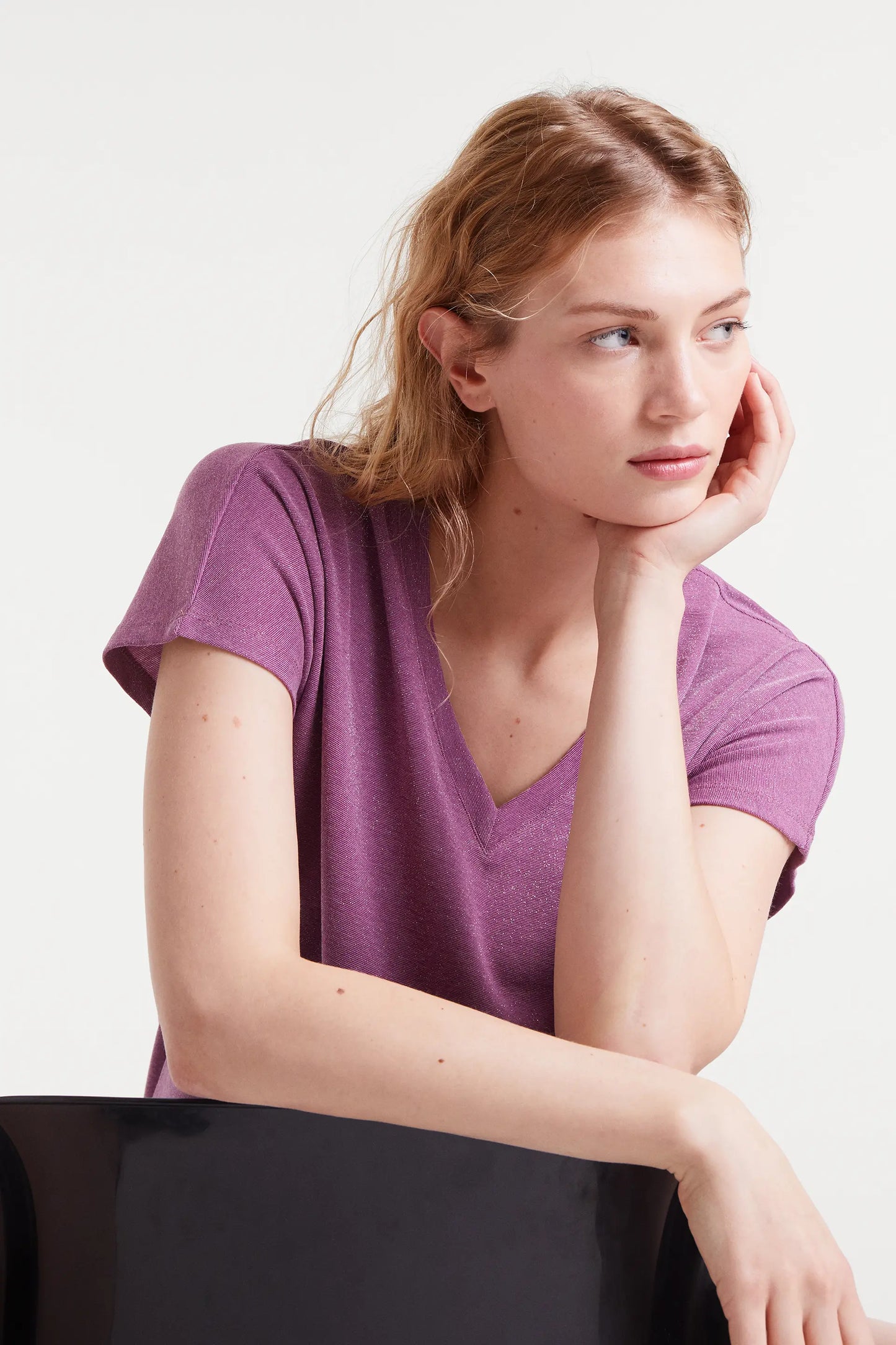 Maglietta lilla con scollo a V
