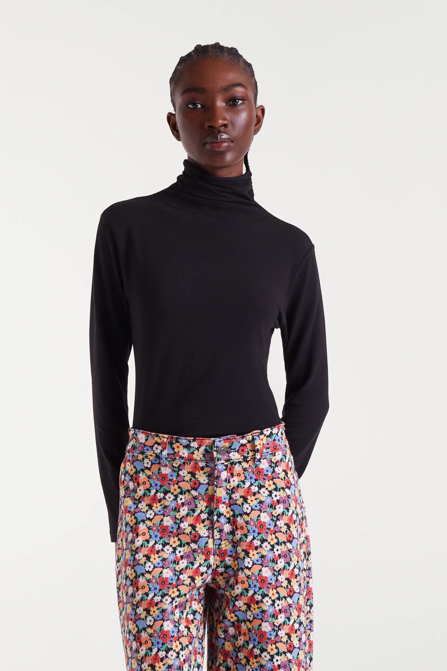 Camiseta cuello alto negro