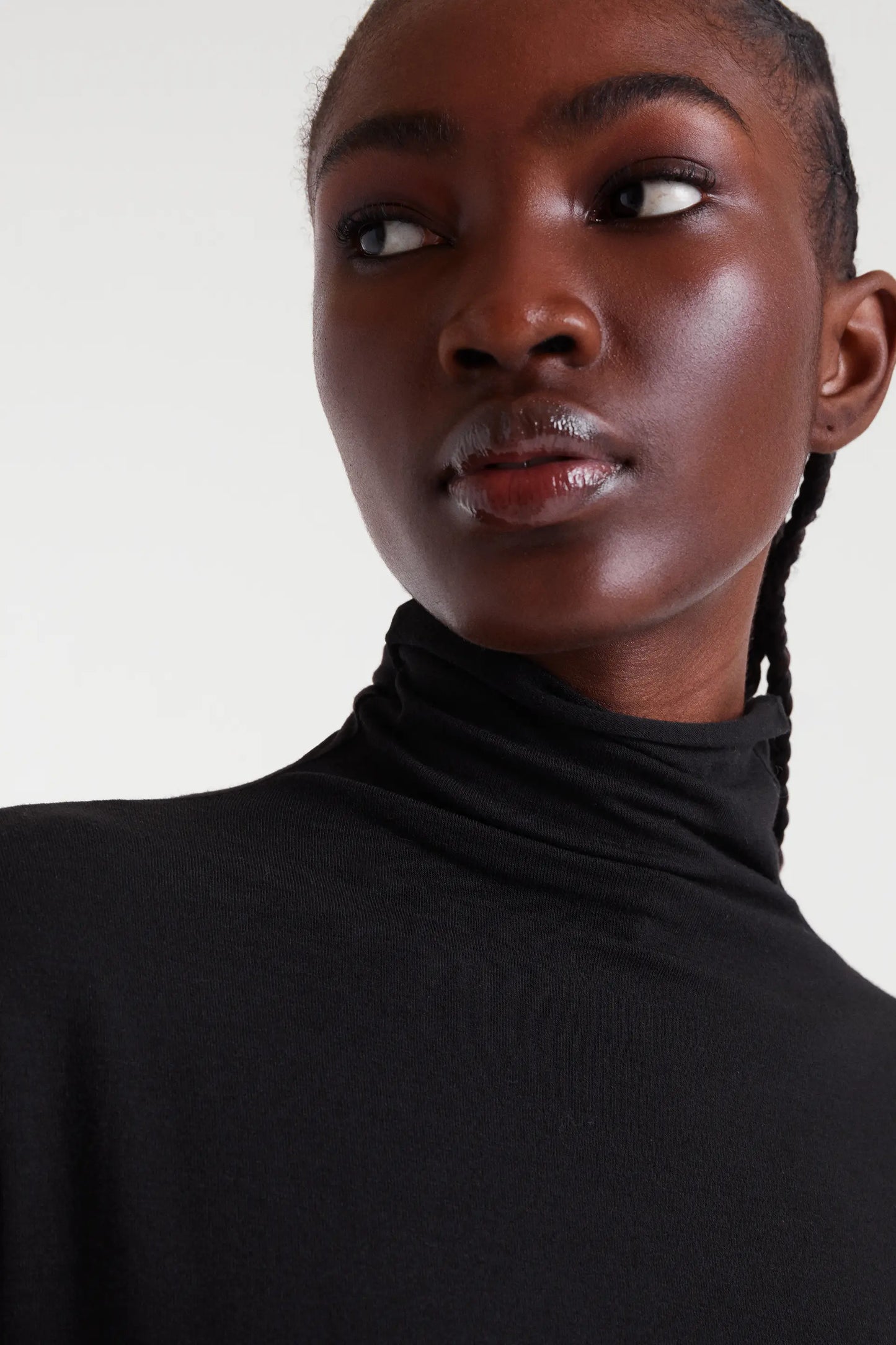 Camiseta cuello alto negro