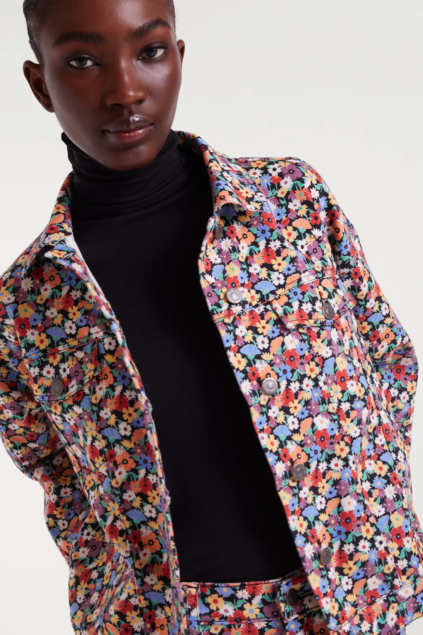 Camiseta cuello alto negro