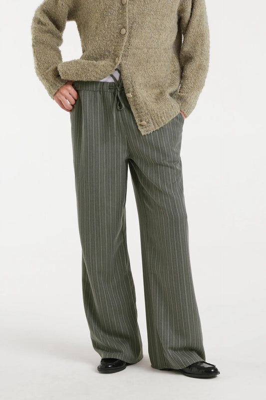 Pantalón de raya diplomática verde grisáceo