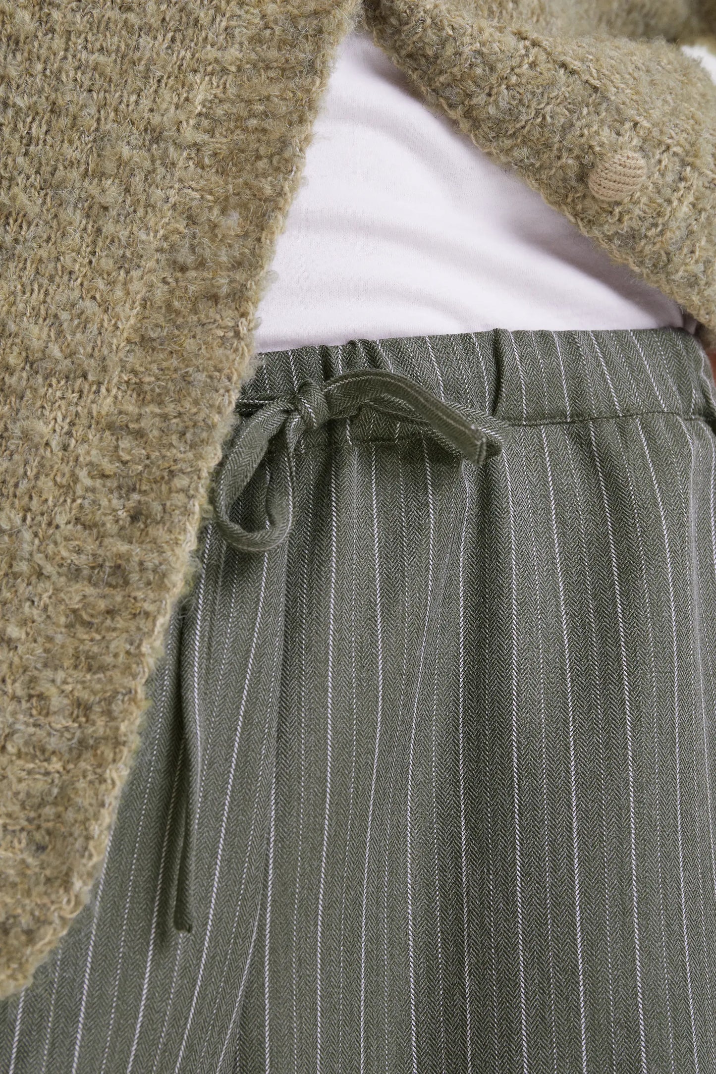 Pantalón de raya diplomática verde grisáceo