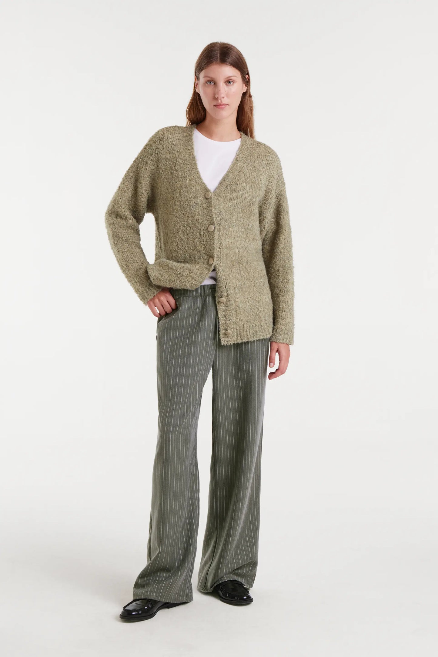 Pantalón de raya diplomática verde grisáceo