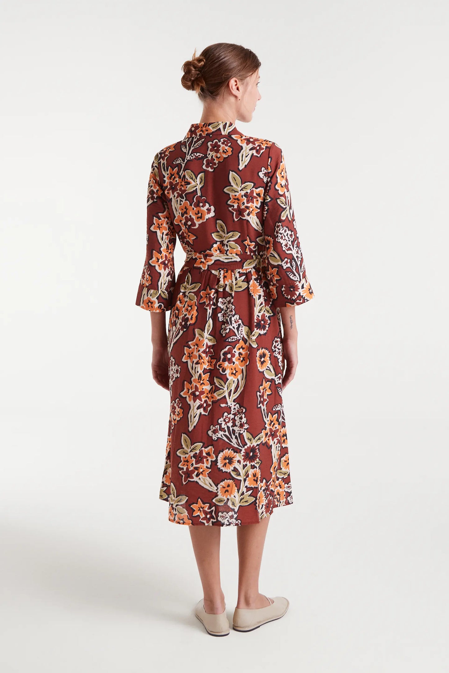 Abito midi in crêpe leggero con stampa a margherite