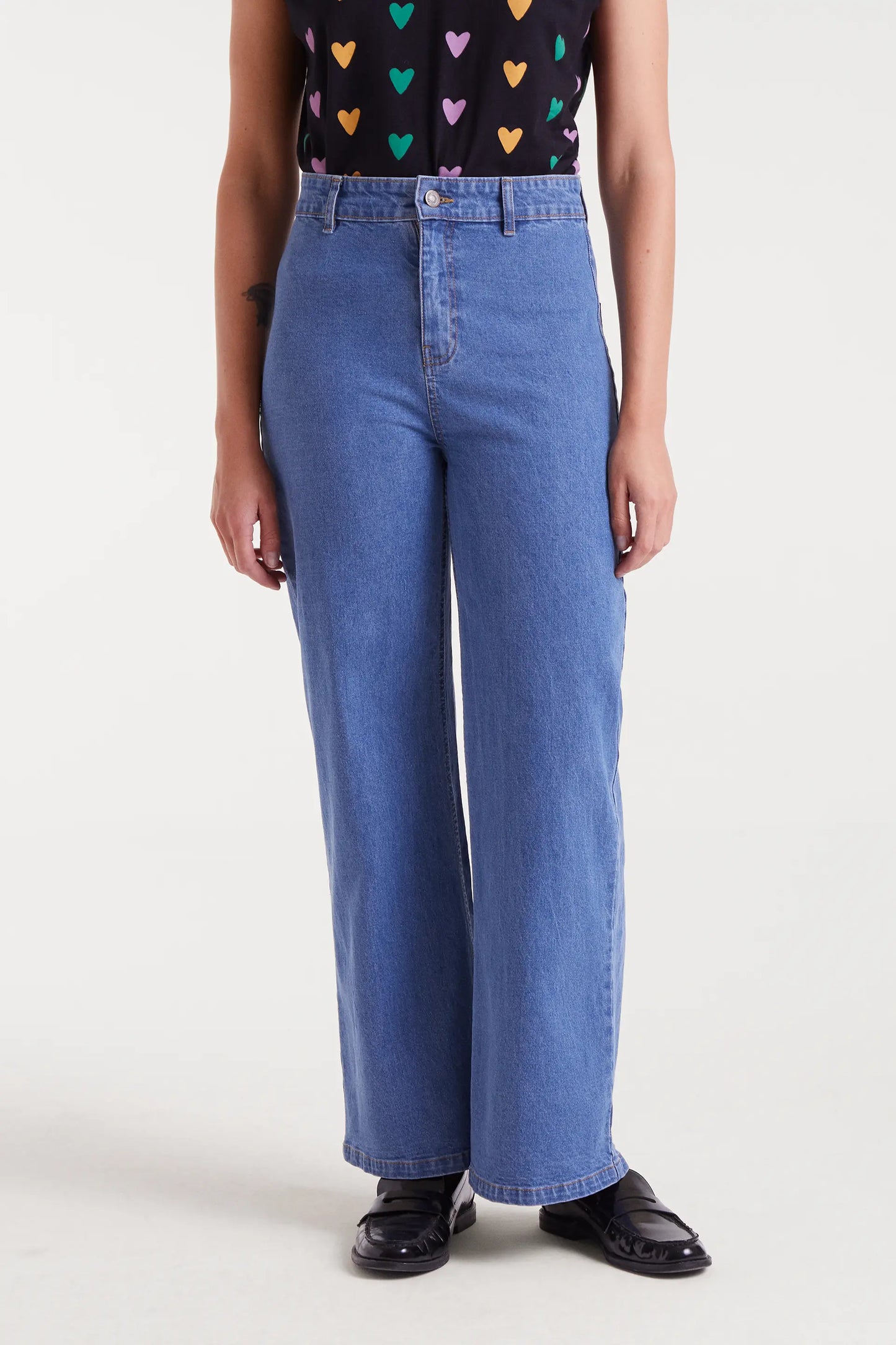 Jeans neri con ricamo a cuore