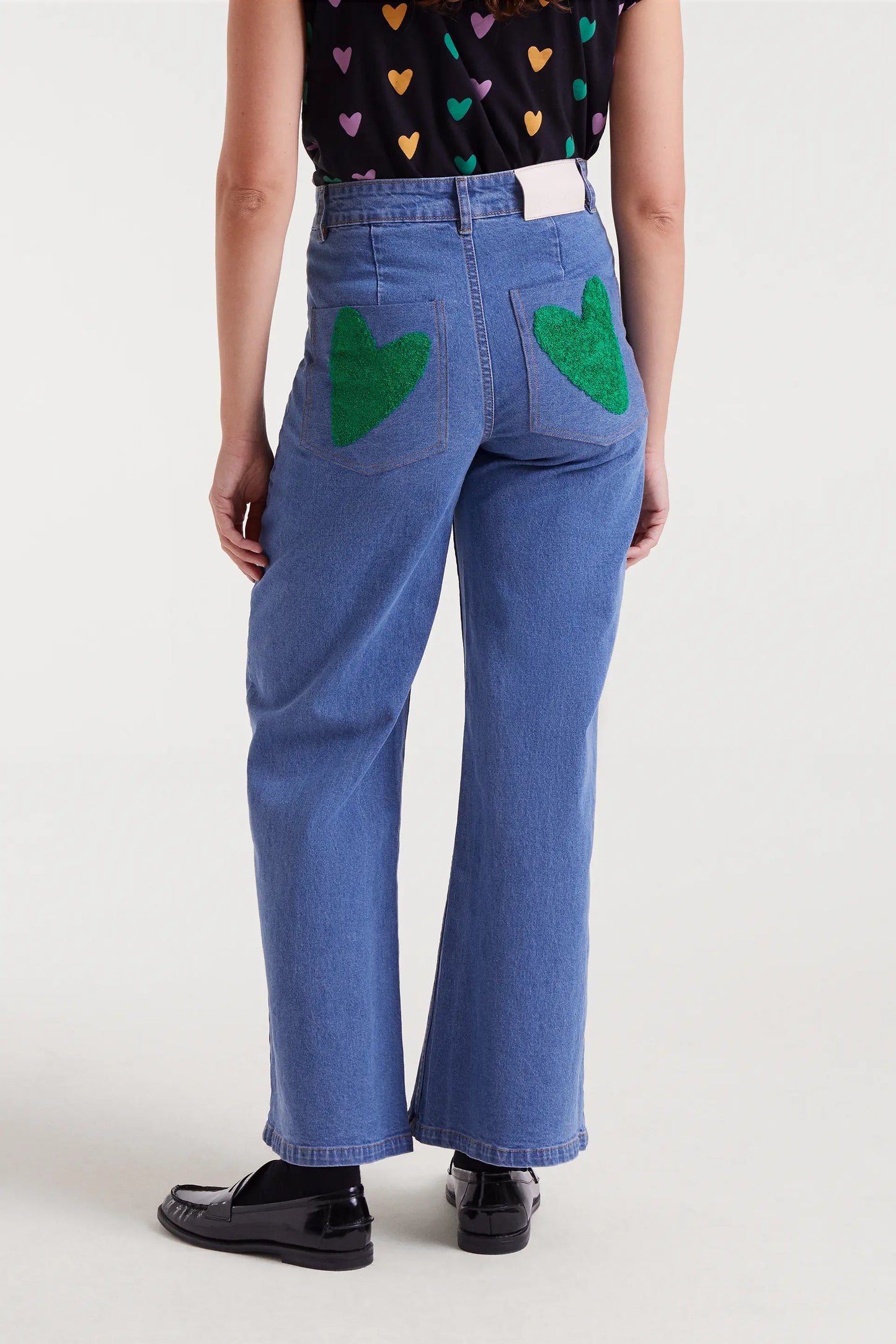 Jeans neri con ricamo a cuore