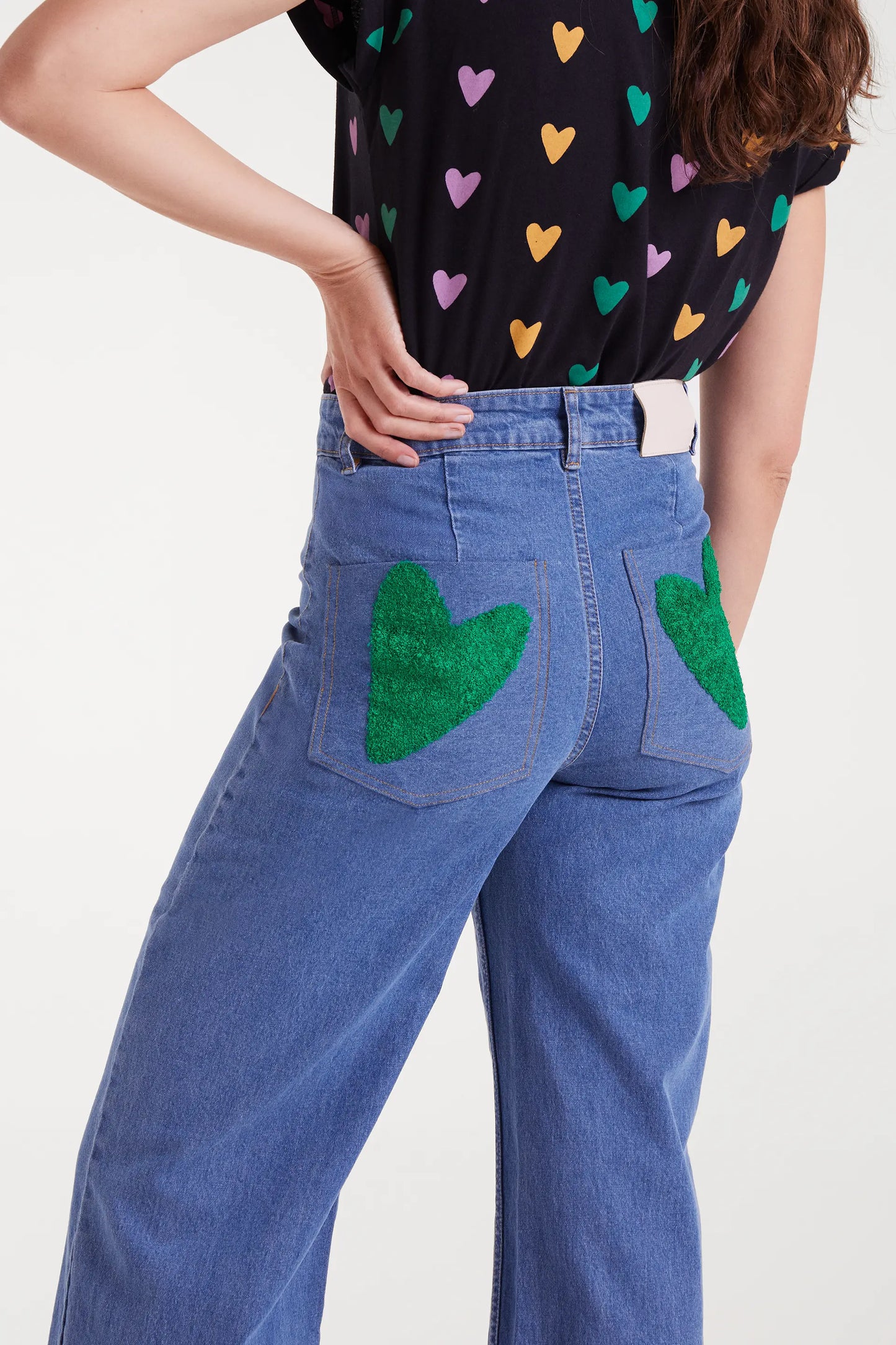 Jeans neri con ricamo a cuore