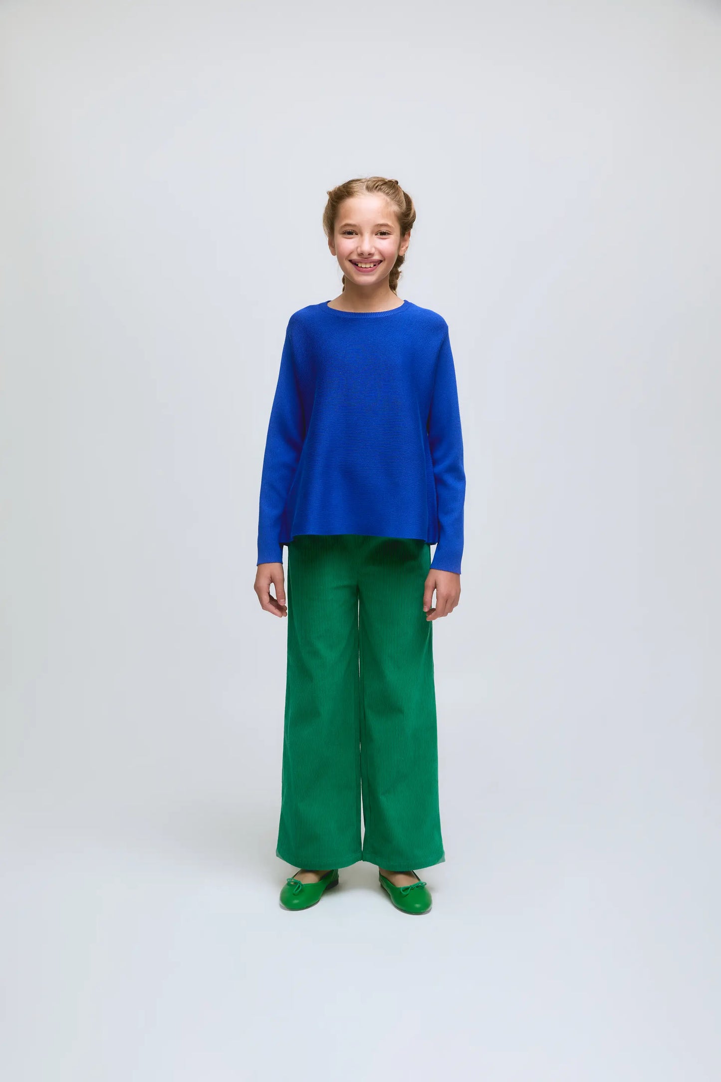 Fine knit girl's sweater with long sleeves in blue