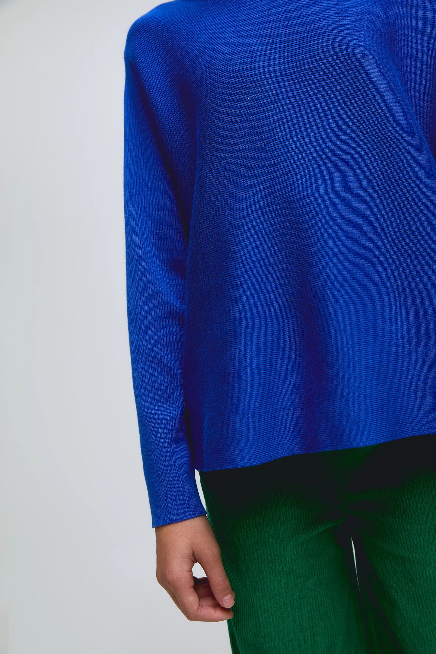 Fine knit girl's sweater with long sleeves in blue