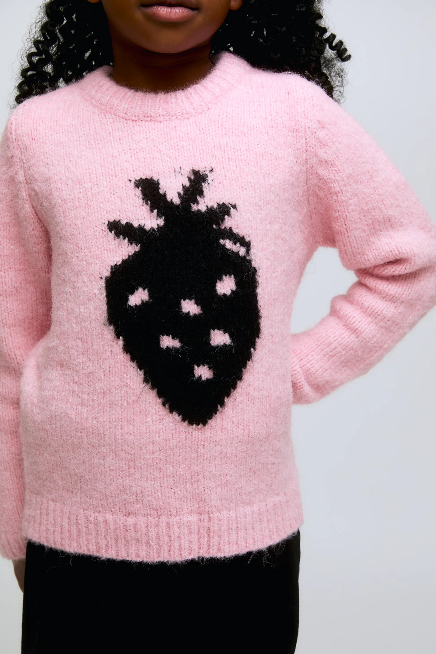 Maglione rosa lavorato a maglia per bambina con stampa di fragole