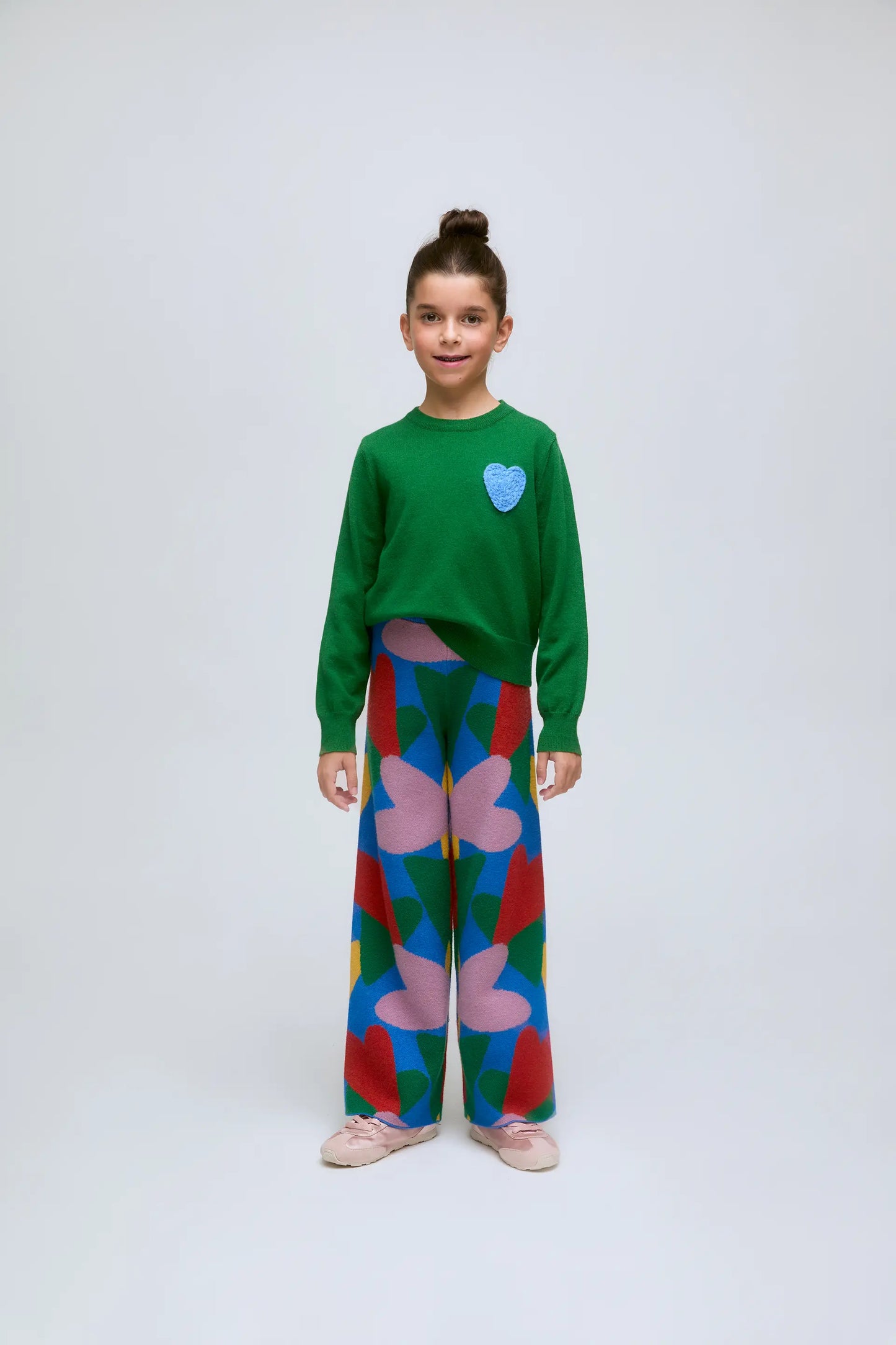 Maglione verde lavorato a maglia per bambina con ricamo a forma di cuore blu