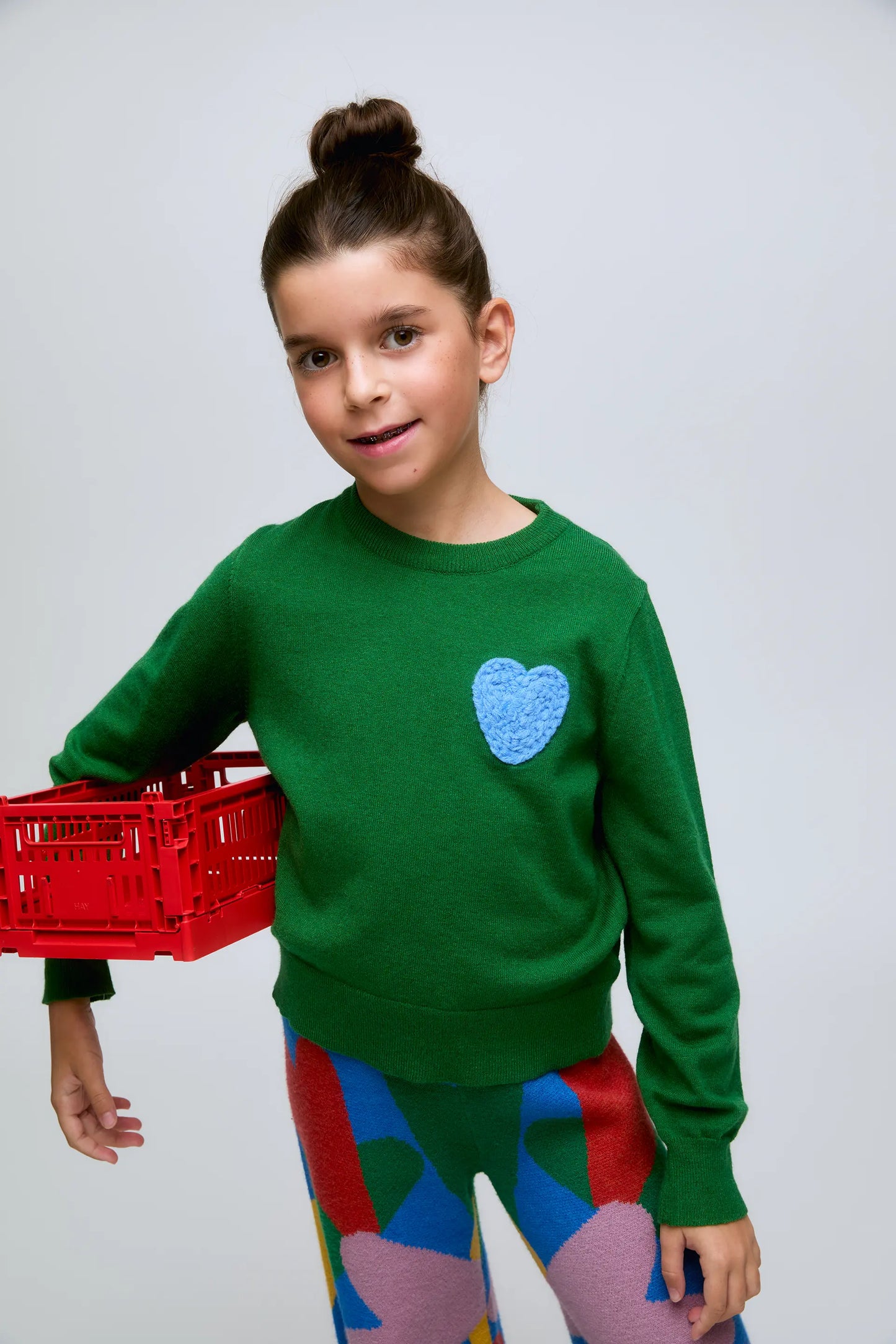 Maglione verde lavorato a maglia per bambina con ricamo a forma di cuore blu