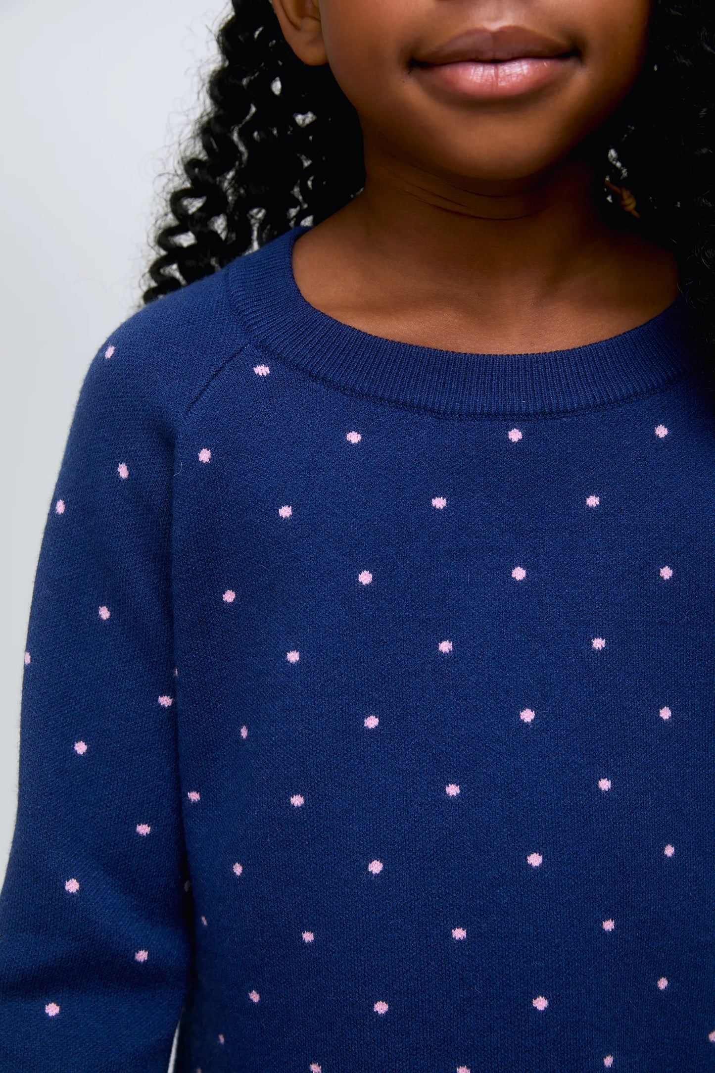 Maglione da bambina lavorato a maglia blu navy con pois rosa