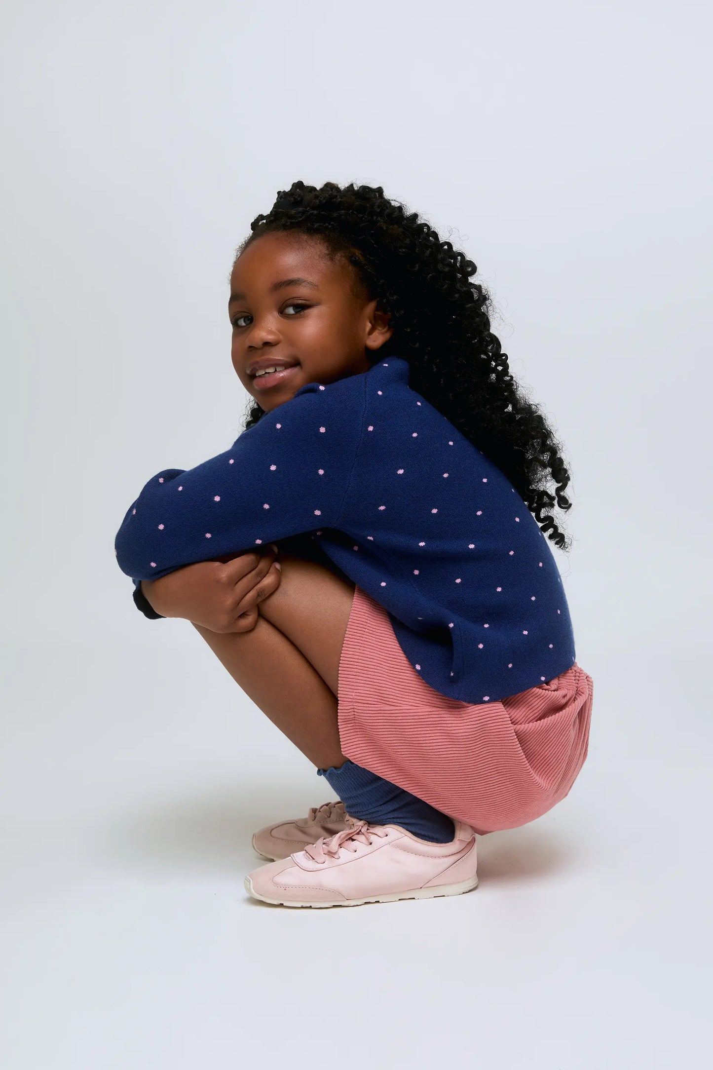 Maglione da bambina lavorato a maglia blu navy con pois rosa