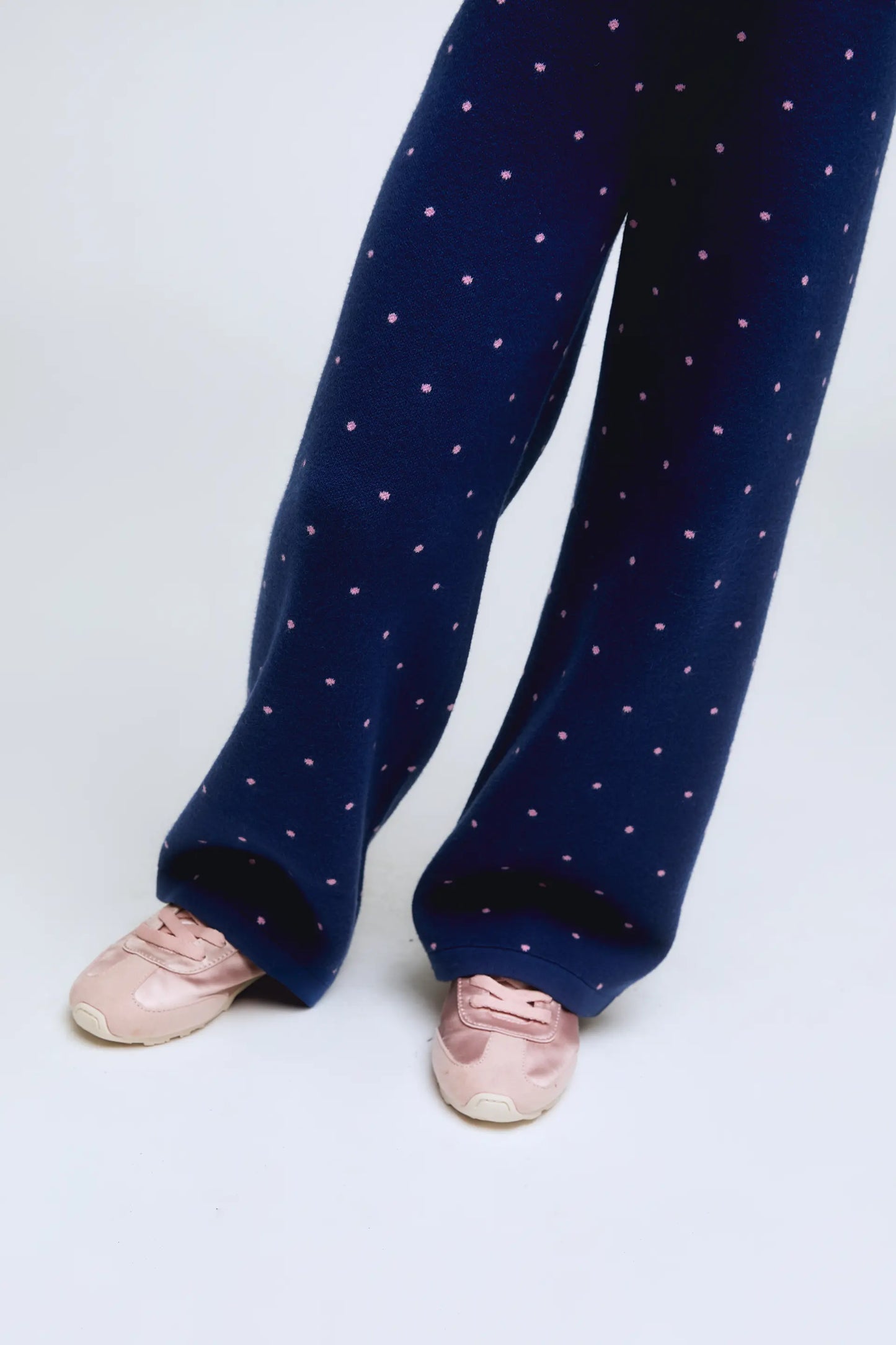 Pantaloni da bambina in maglia blu navy con pois rosa