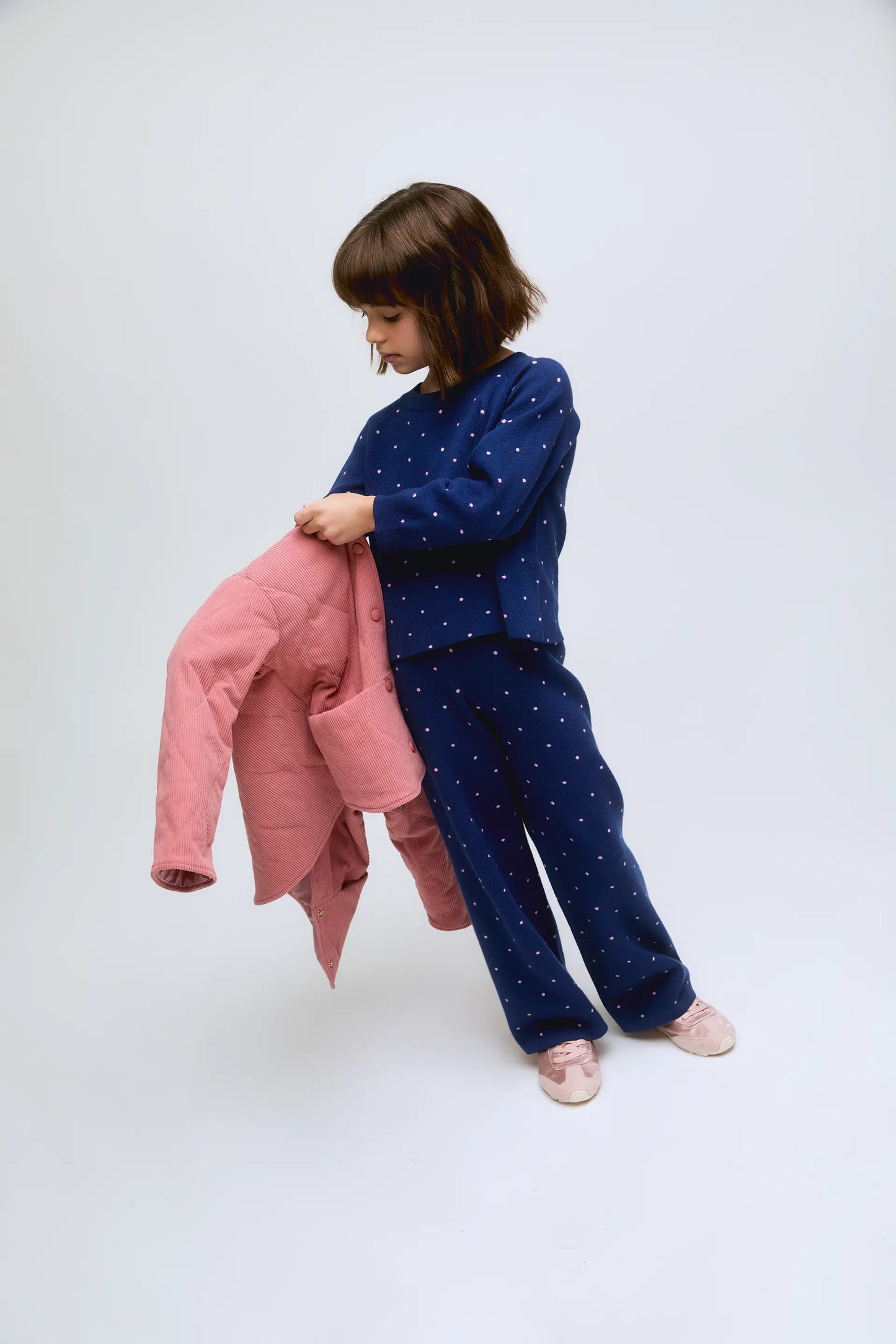 Pantaloni da bambina in maglia blu navy con pois rosa