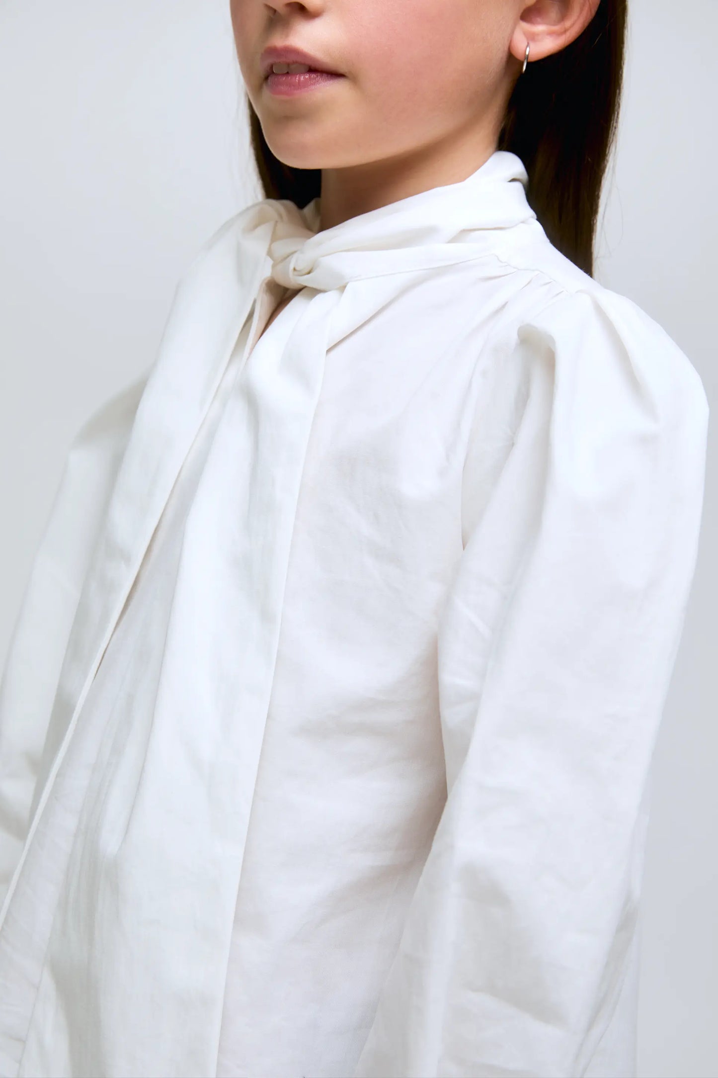 Camisa blanco de algodón con lazo al cuello