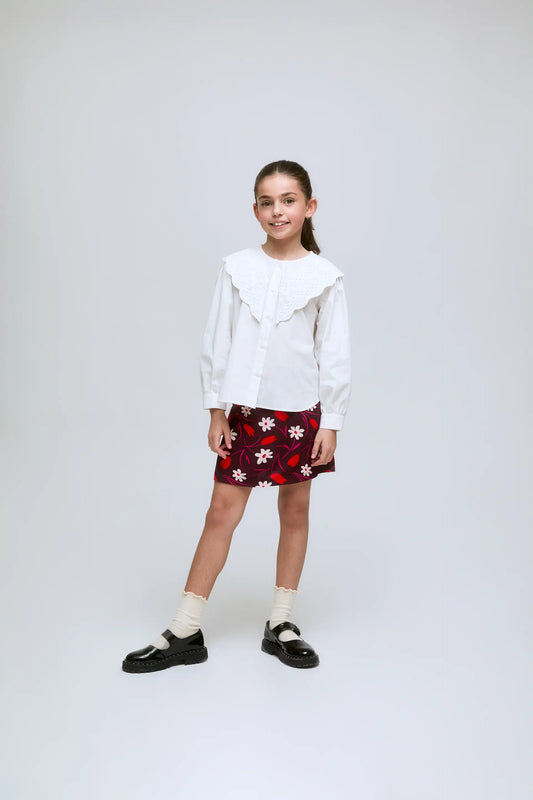 Camisa blanca de algodón con cuello babero