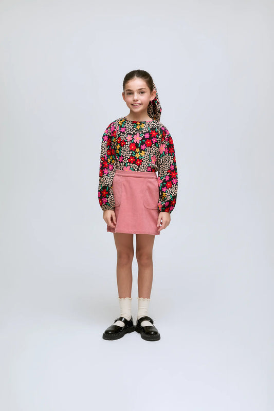 Falda corta de pana rosa con bolsillos delanteros