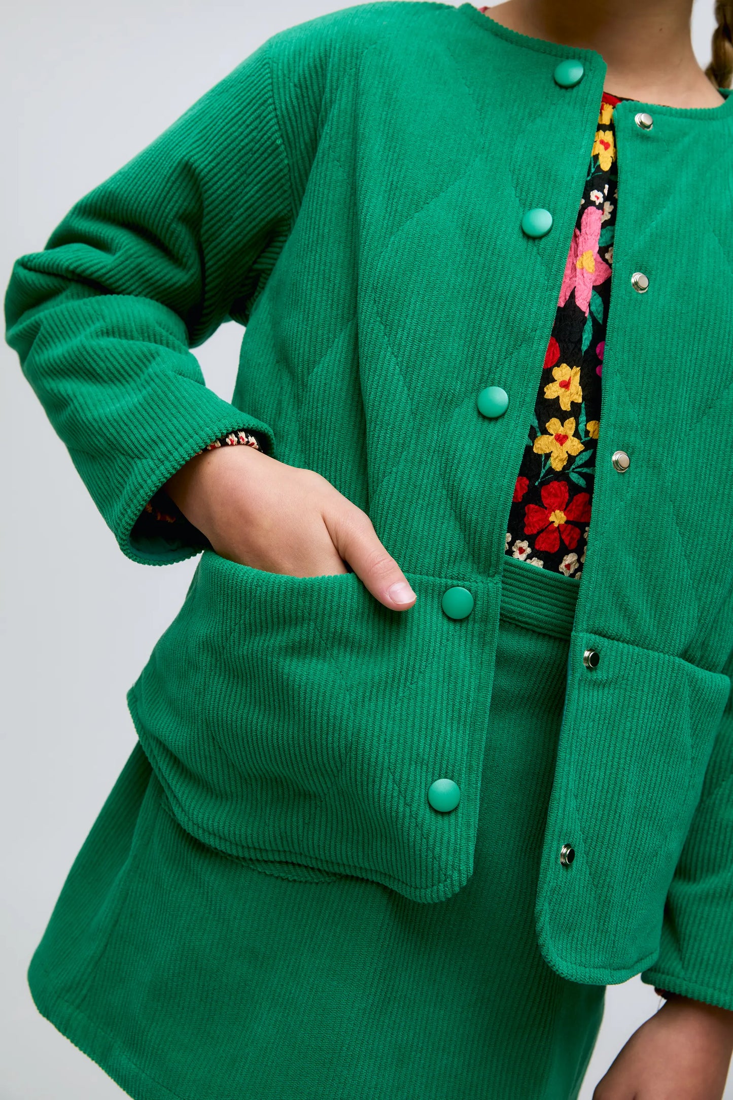 Chaqueta de niña en pana verde con bolsillos