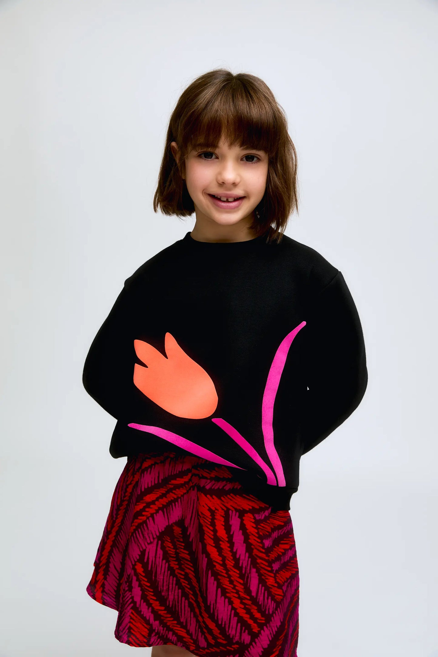 Sudadera en color negro con estampado gráfico de flor en contraste.