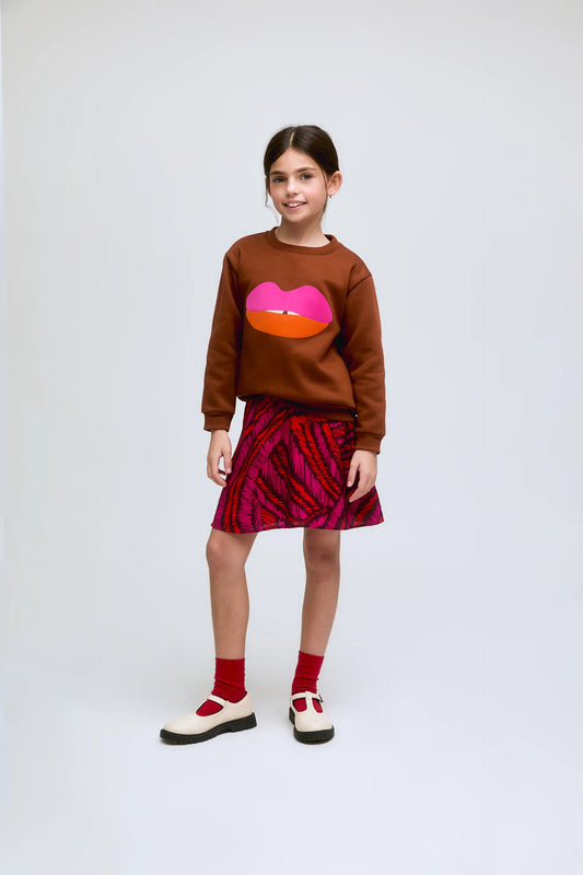 Sudadera de niña marrón con estampado de labios en fucsia y naranja.