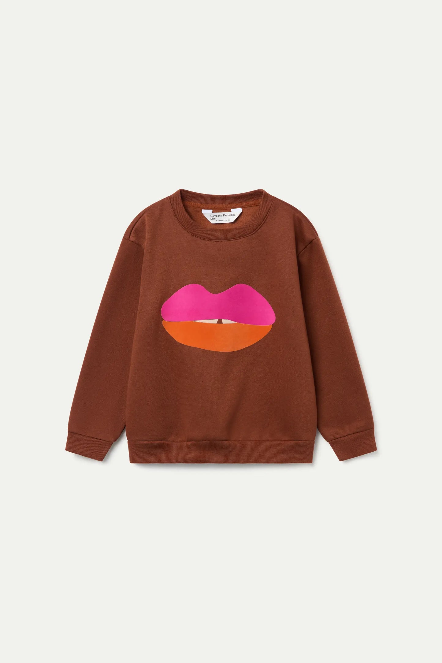 Sudadera de niña marrón con estampado de labios en fucsia y naranja.