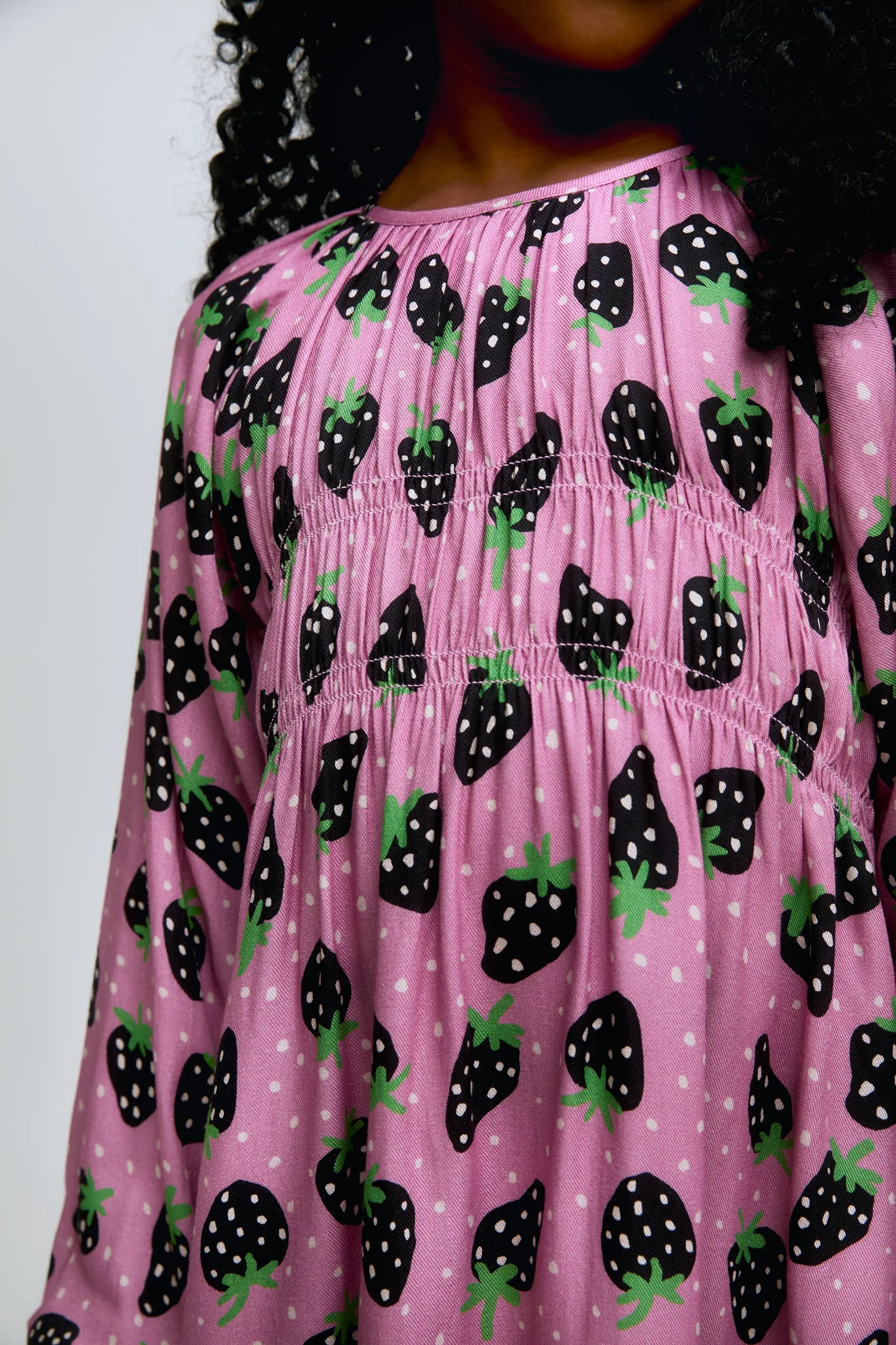 Vestido corto de niña de manga larga con estampado Morango