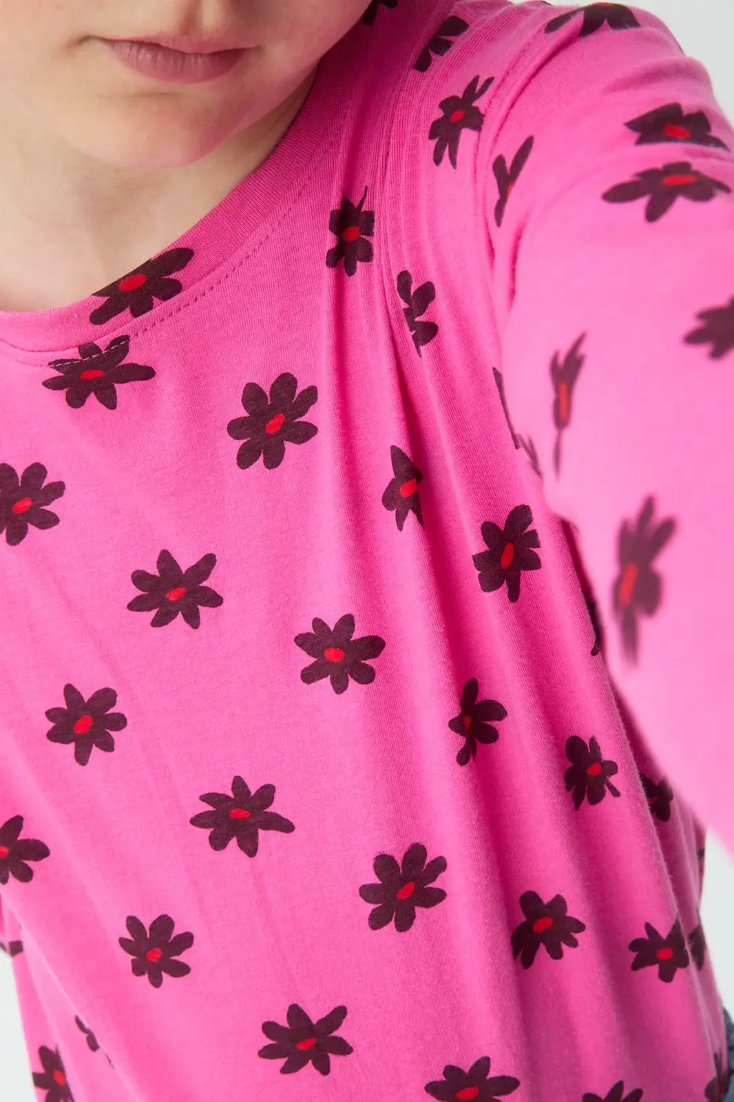 Pink short-sleeved girl's T-shirt with Daisy print