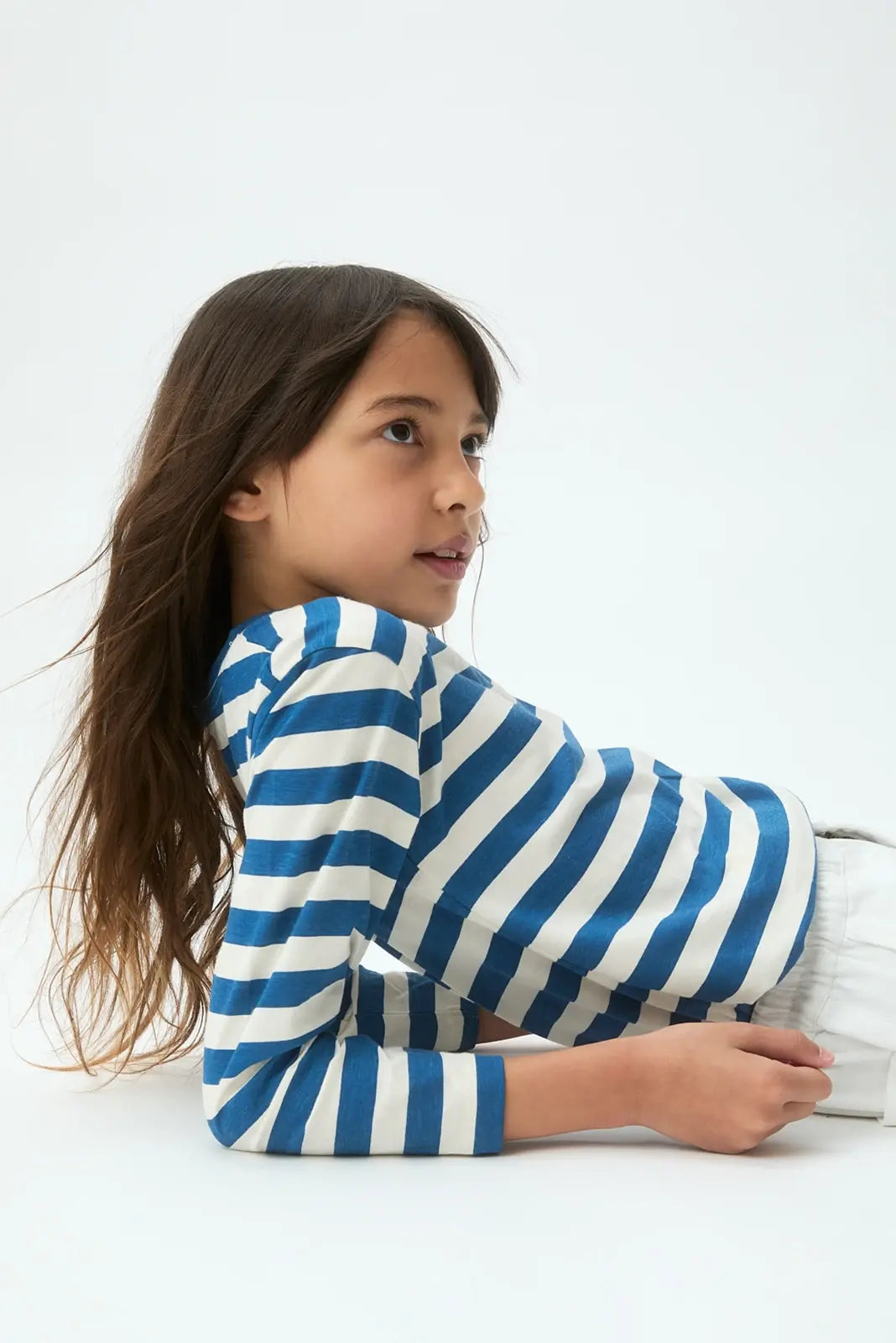 Camiseta de niña de rayas azul y blanco con detalle de media luna