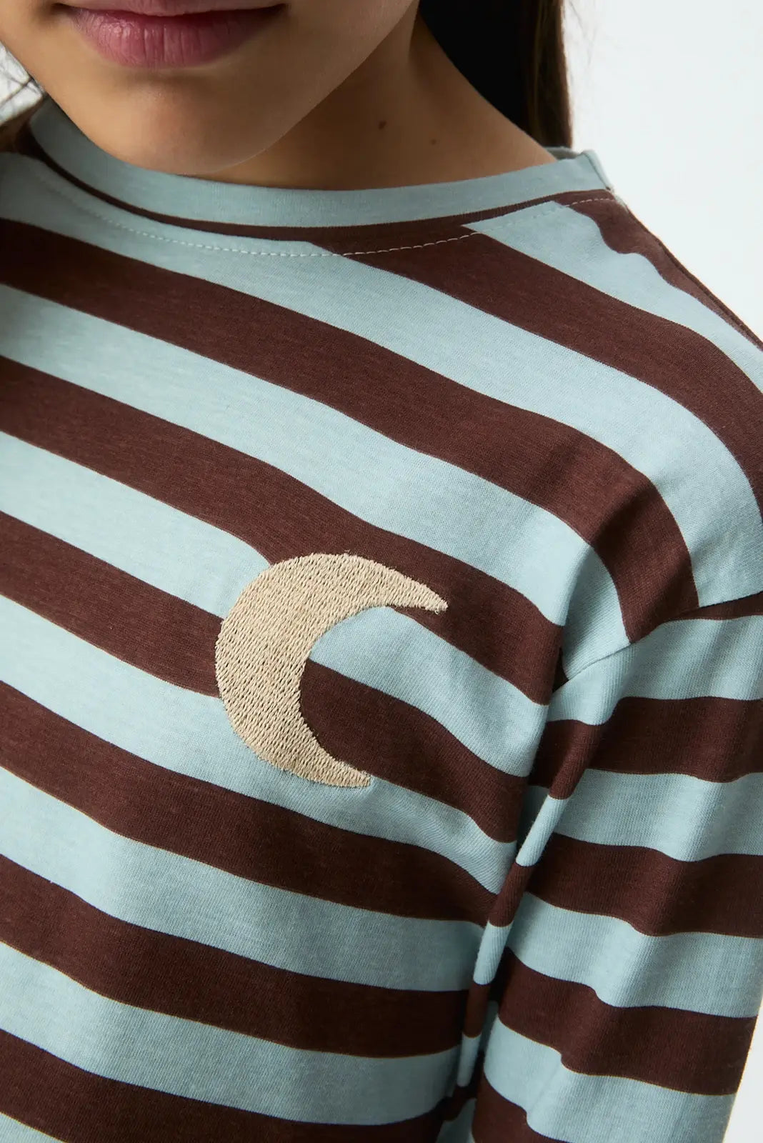 Maglietta da bambina a righe blu e marroni con dettaglio a mezzaluna
