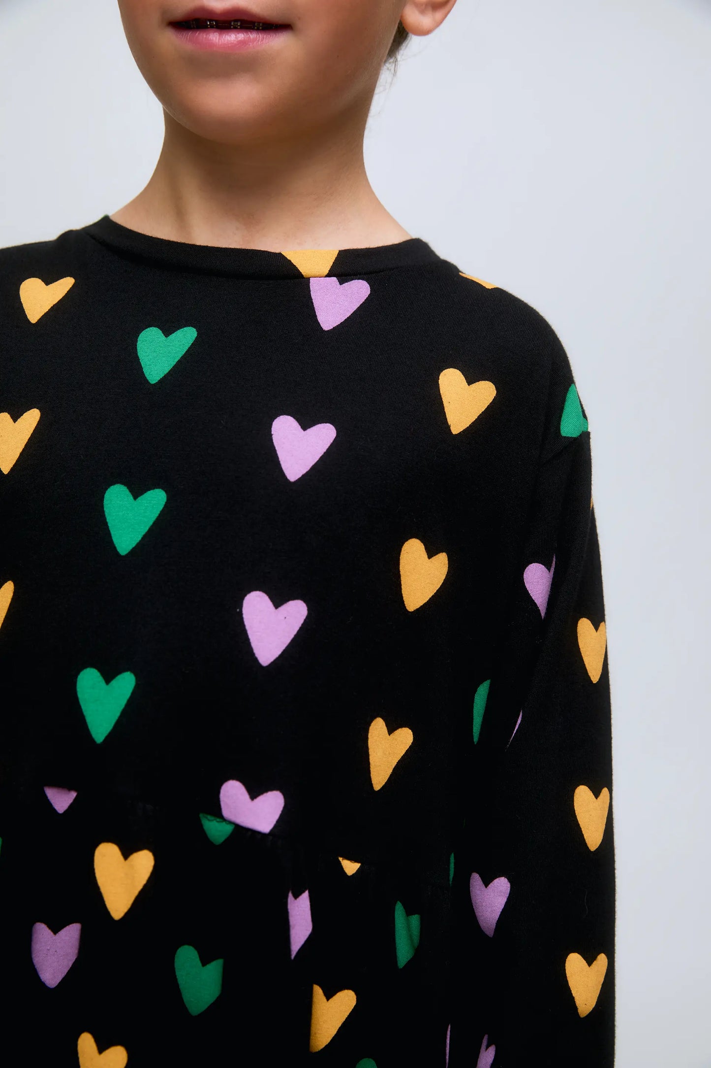 Vestido corto de niña en color negro estampado Cupido Lines.