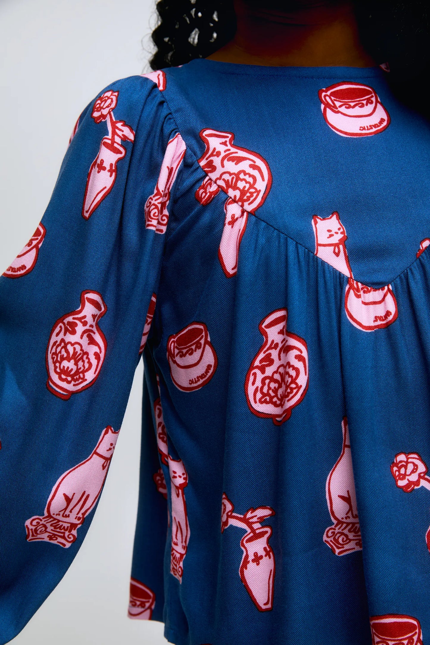 Blue long-sleeved girl's top with Porcelain print