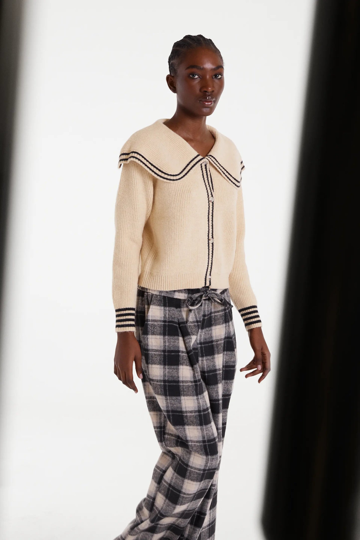 Cardigan beige con collo alla marinara