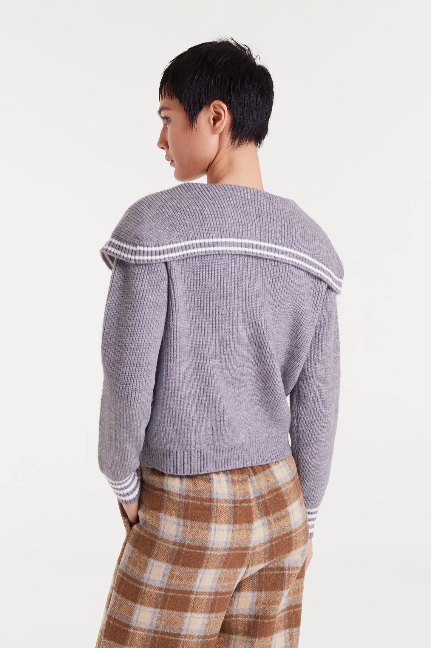 Cardigan grigio con collo alla marinara