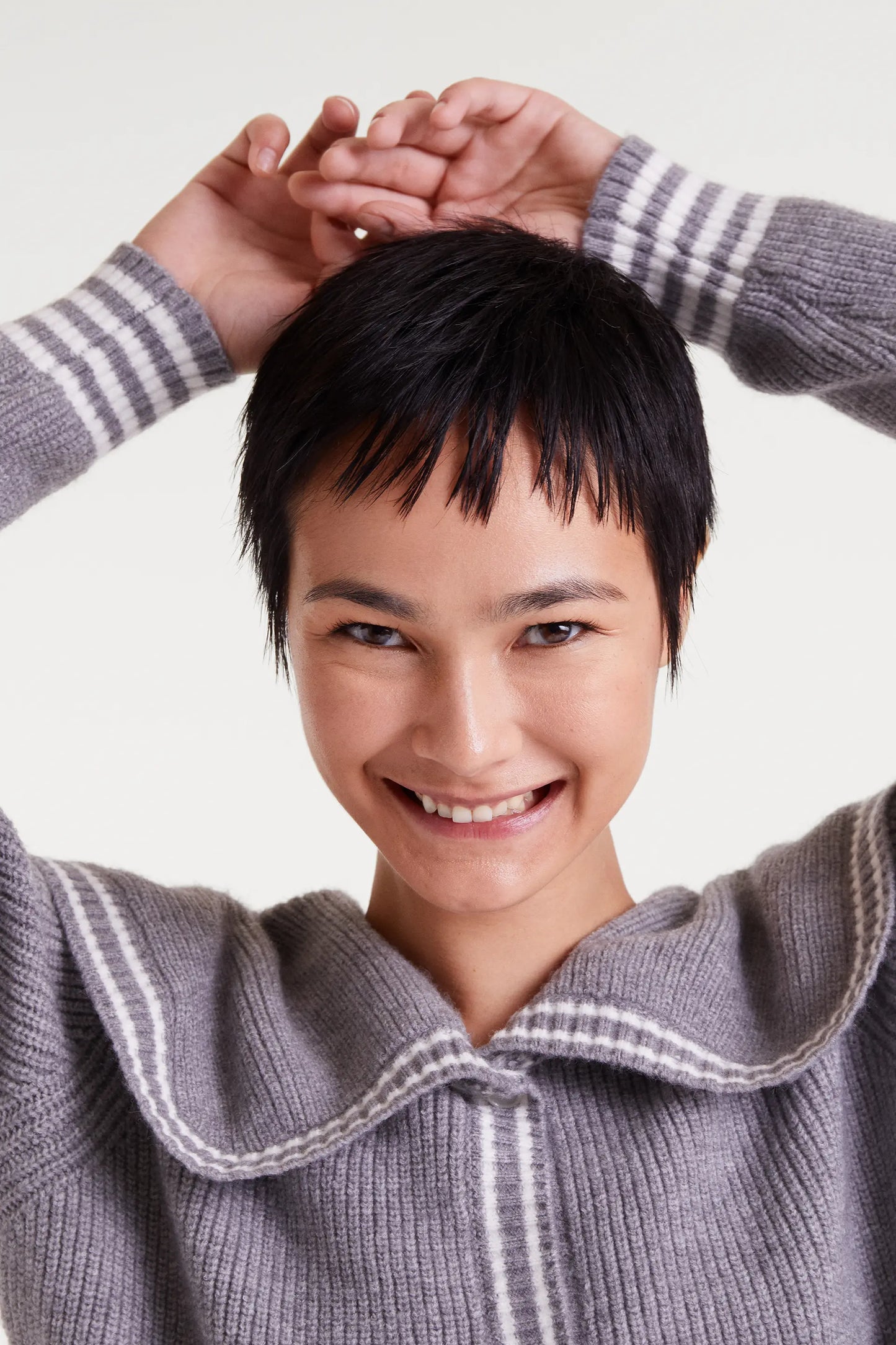 Cardigan grigio con collo alla marinara