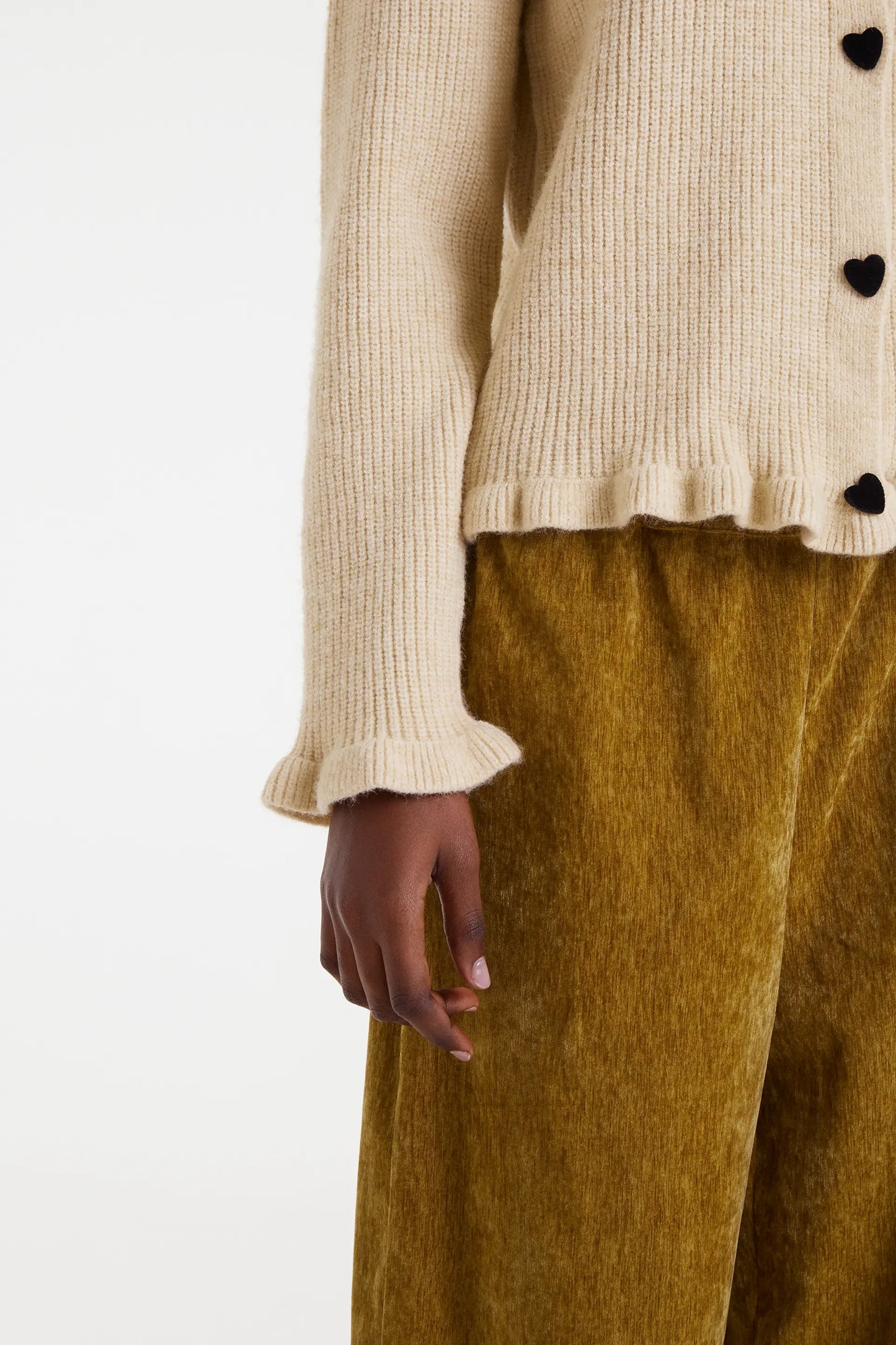 Cárdigan punto beige con detalle de corazones